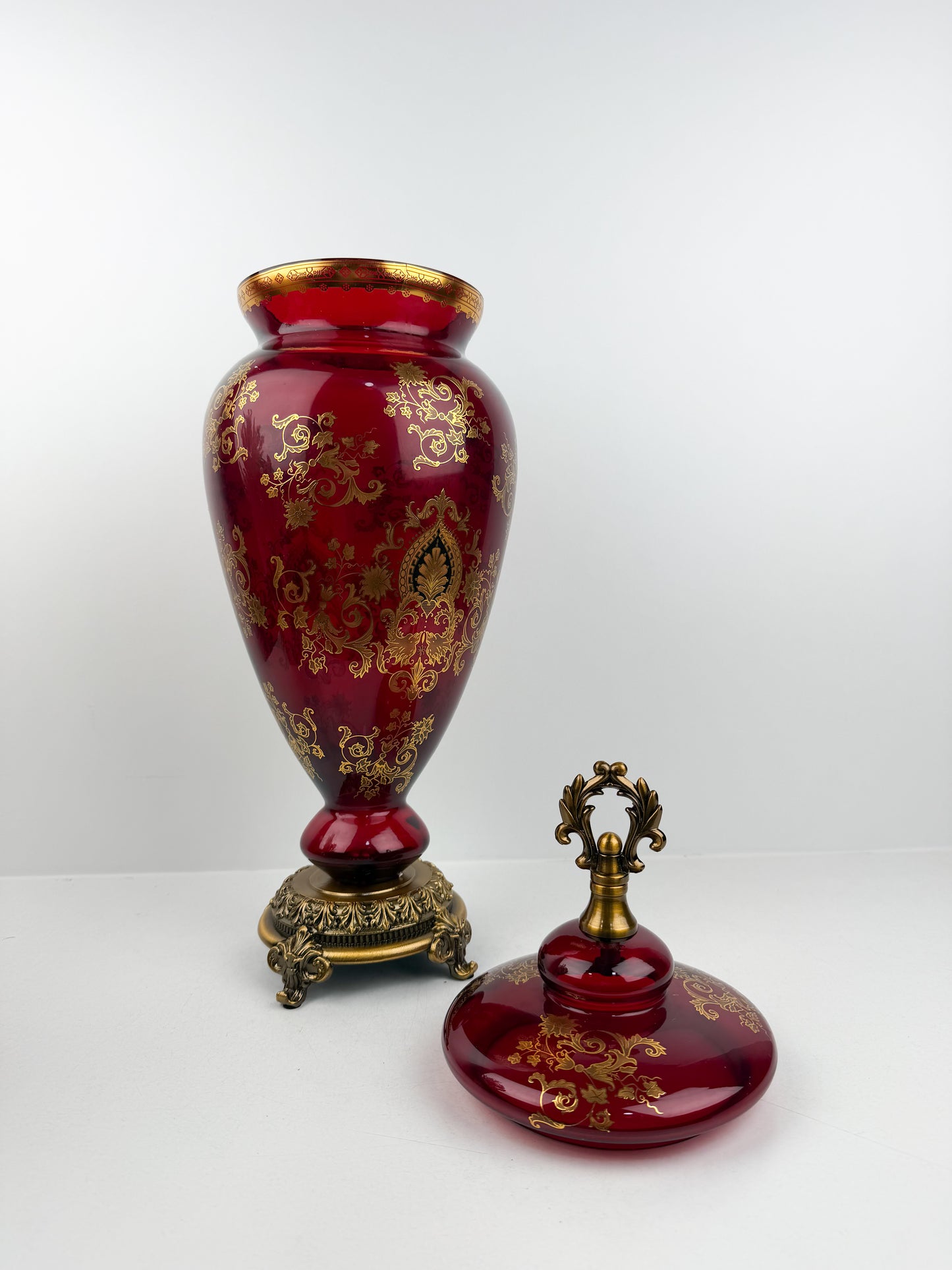 Vase couvert  en cristal Rouge d'une élégance intemporelle