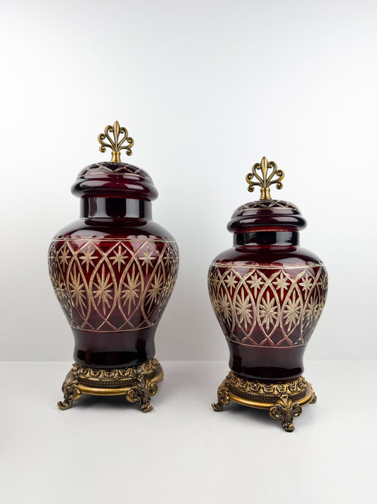 Vase couvert royal élégant en cristal rouge avec pied en métal