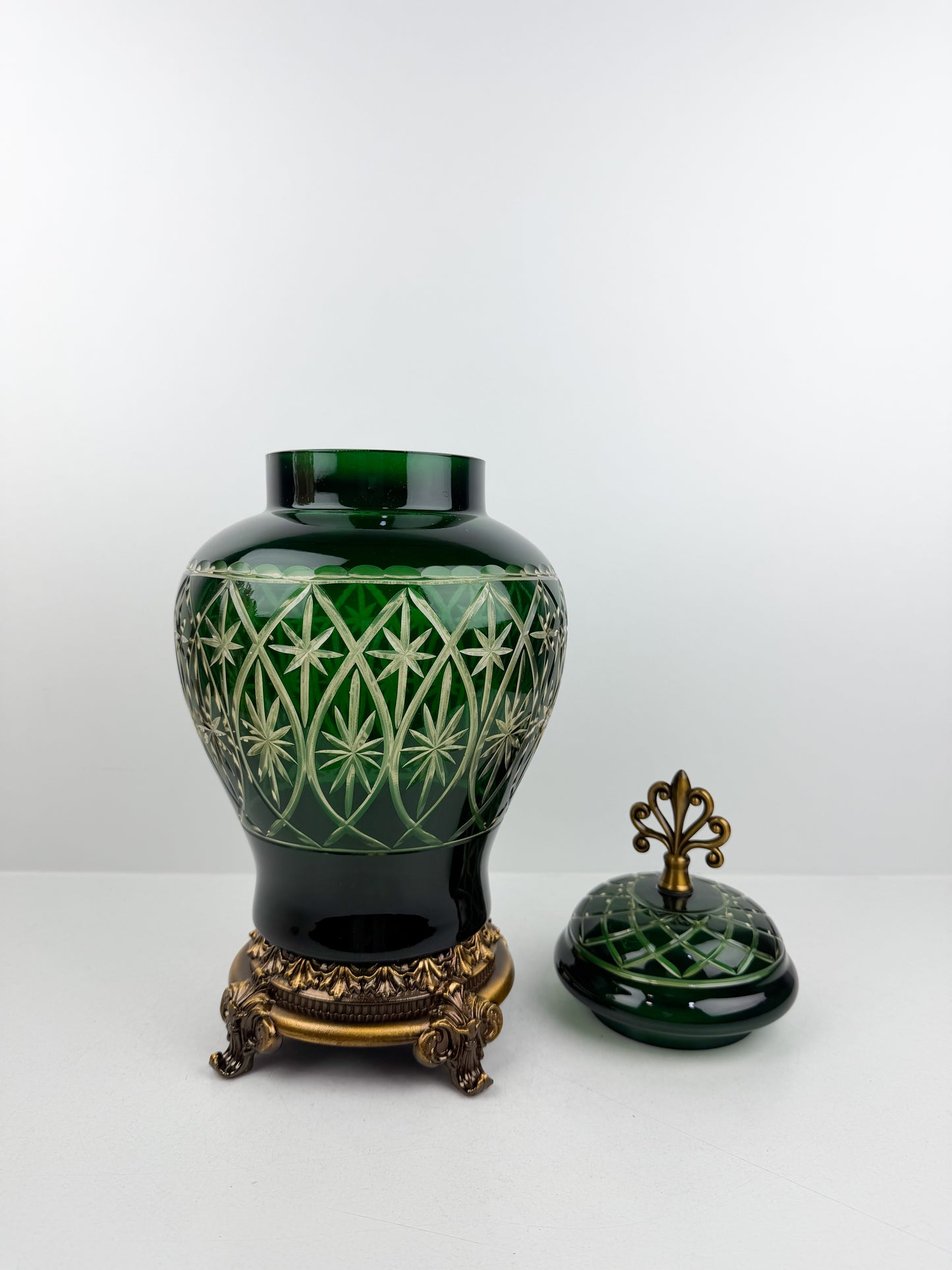 Vase couvert royal élégant en cristal vert