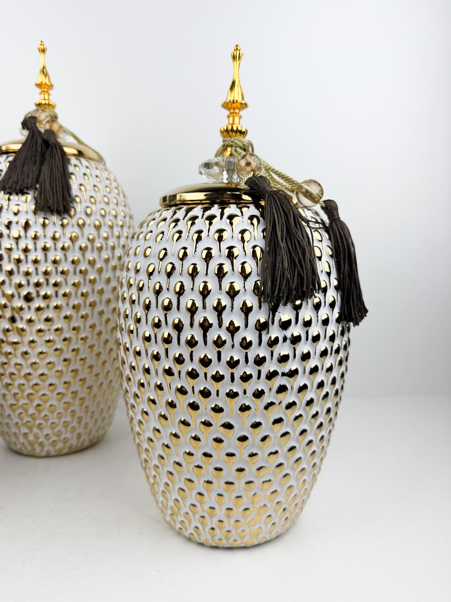 Trio de vases décoratives en céramique au design épuré traditionnel