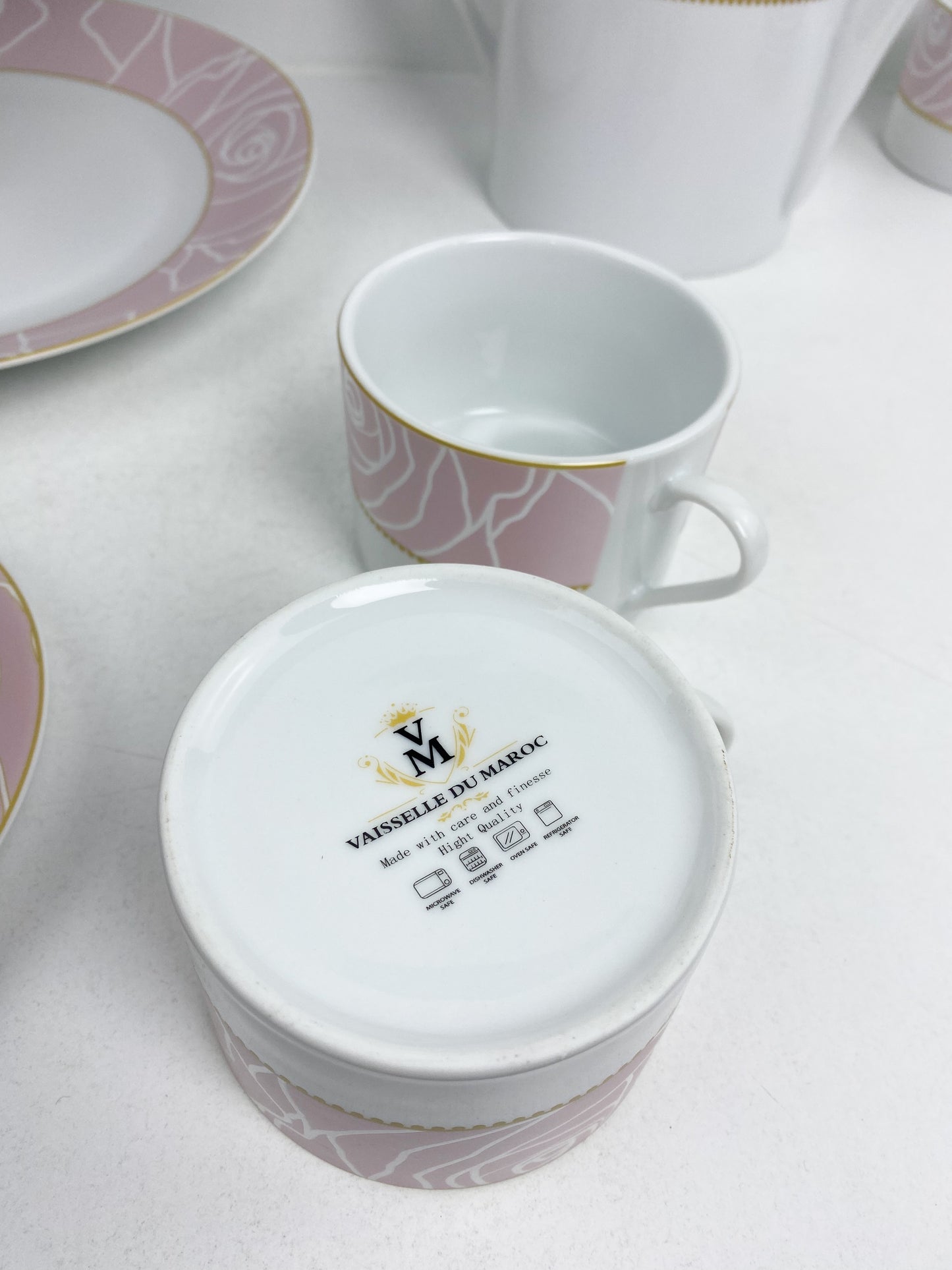 Service à thé ou à café complet, décoré de motifs de roses et de lignes dorées