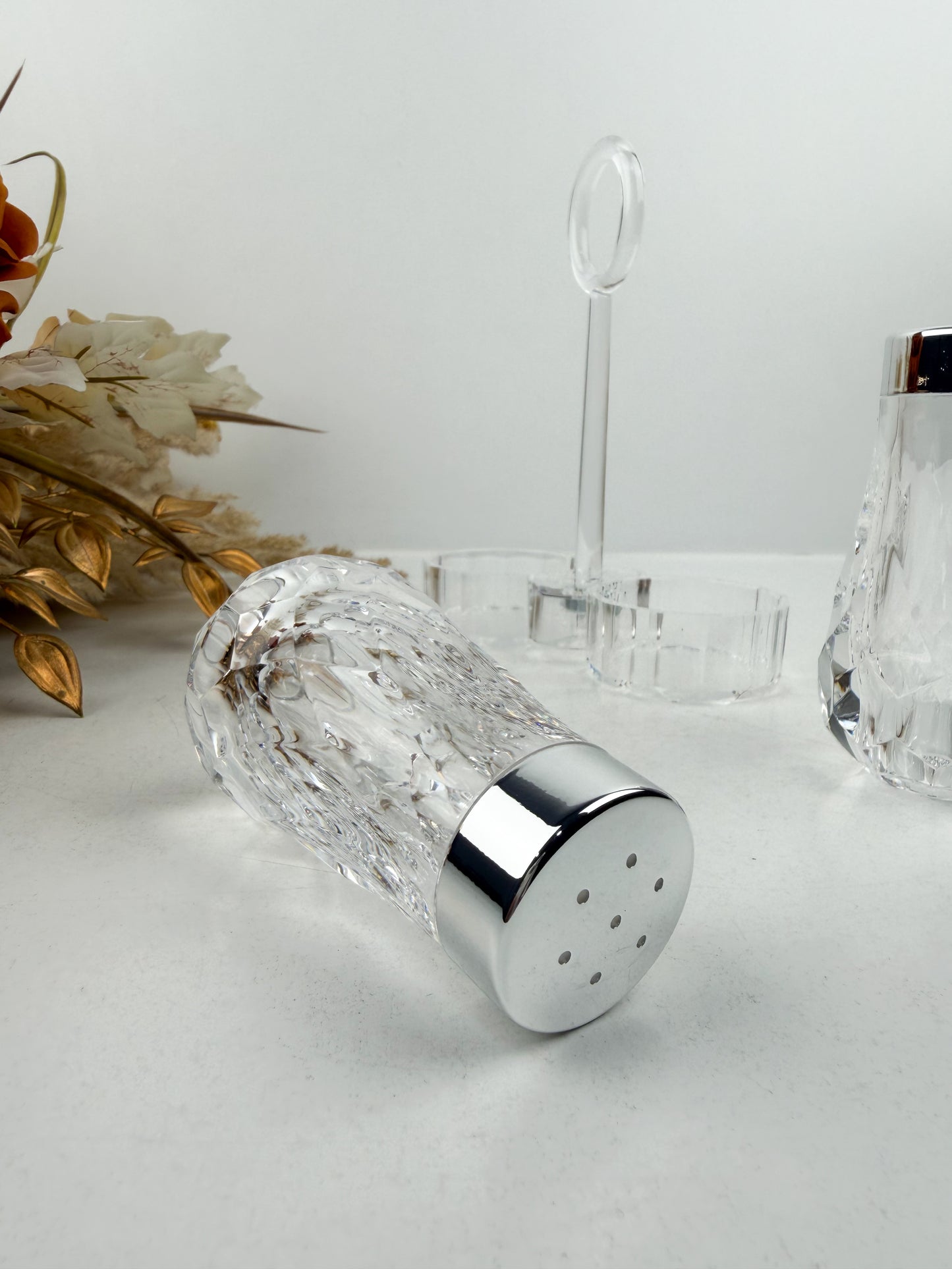 Salière et poivrière en acrylique transparent, alliant fonctionnalité et élégance.