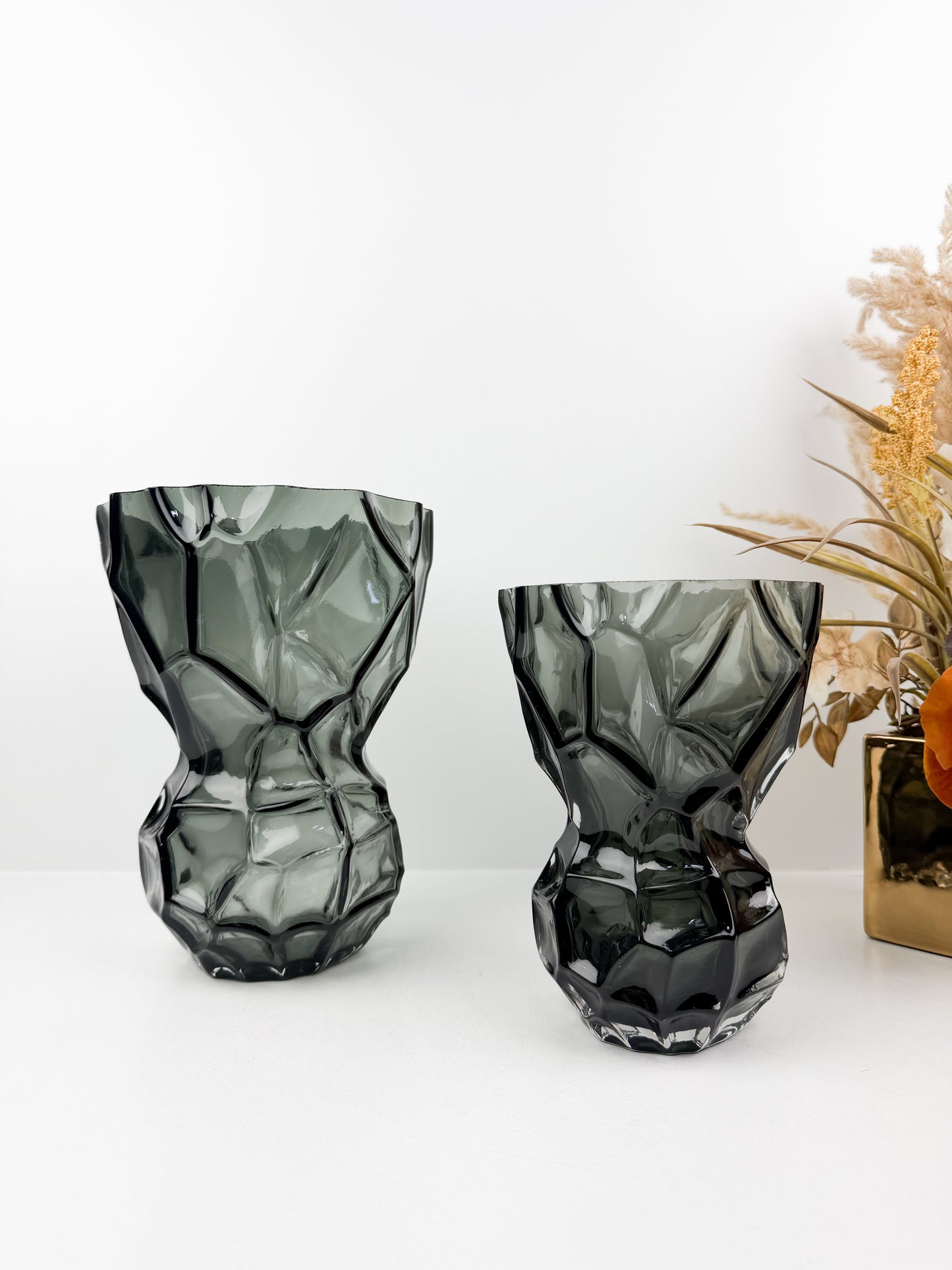 Duo de grands vases décoratifs noir élégants et intemporels.
