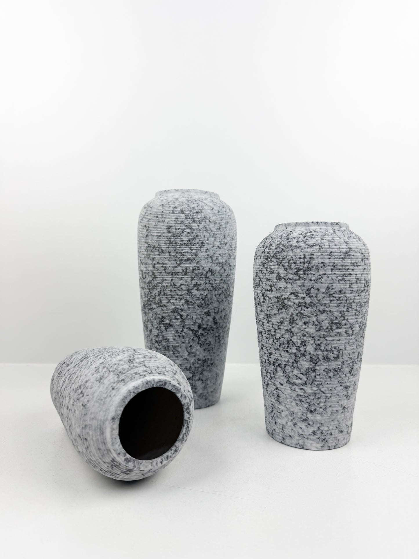 Trio de vases aux teintes grises en céramique alliant élégance et raffinement