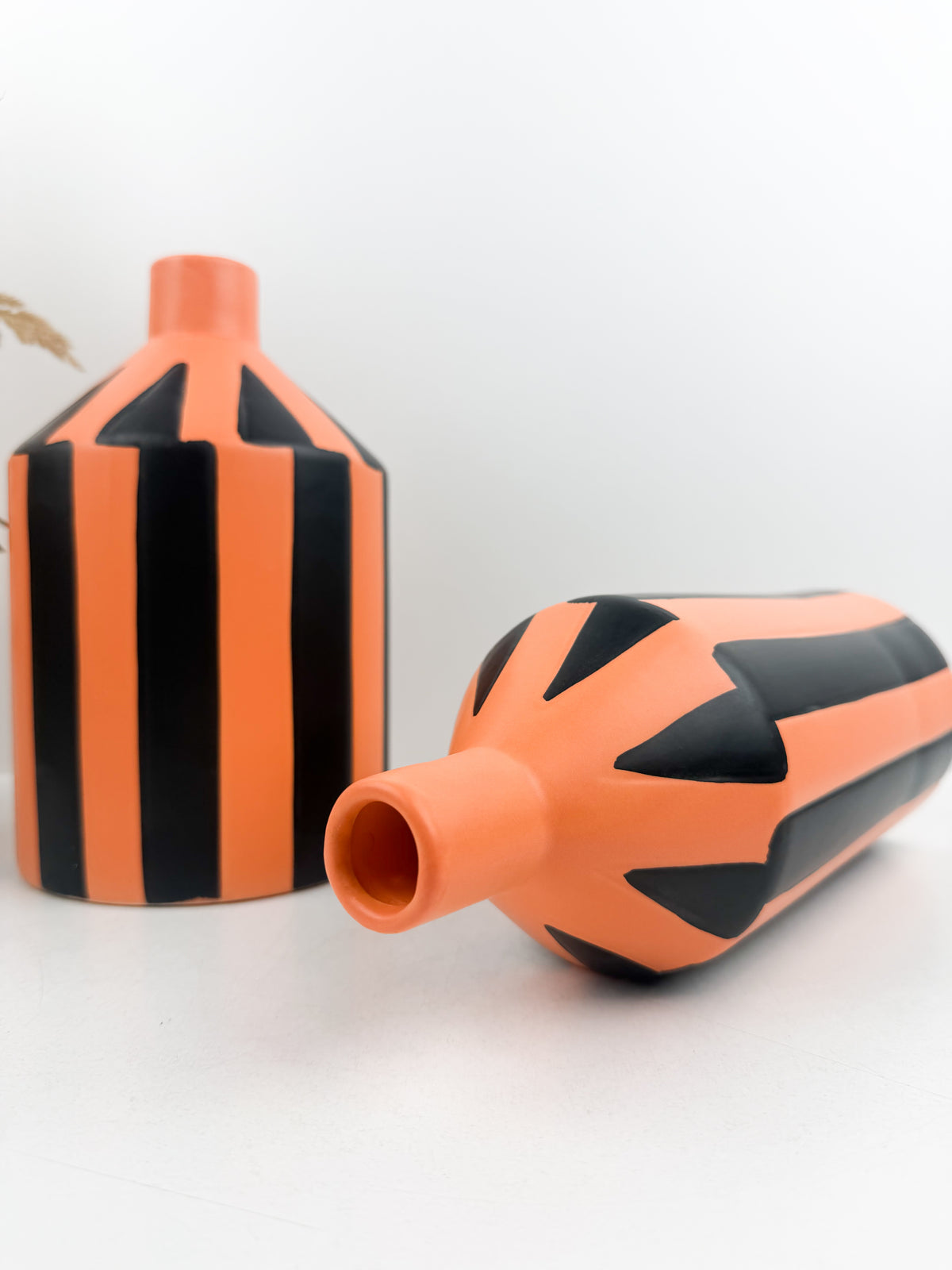 Duo de vases en céramique au design affirmé