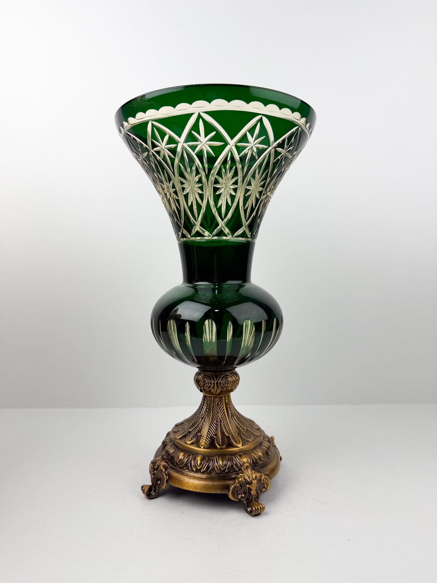 Présentoir royal en verre de haute qualité orné de cristal vert sophistiqué