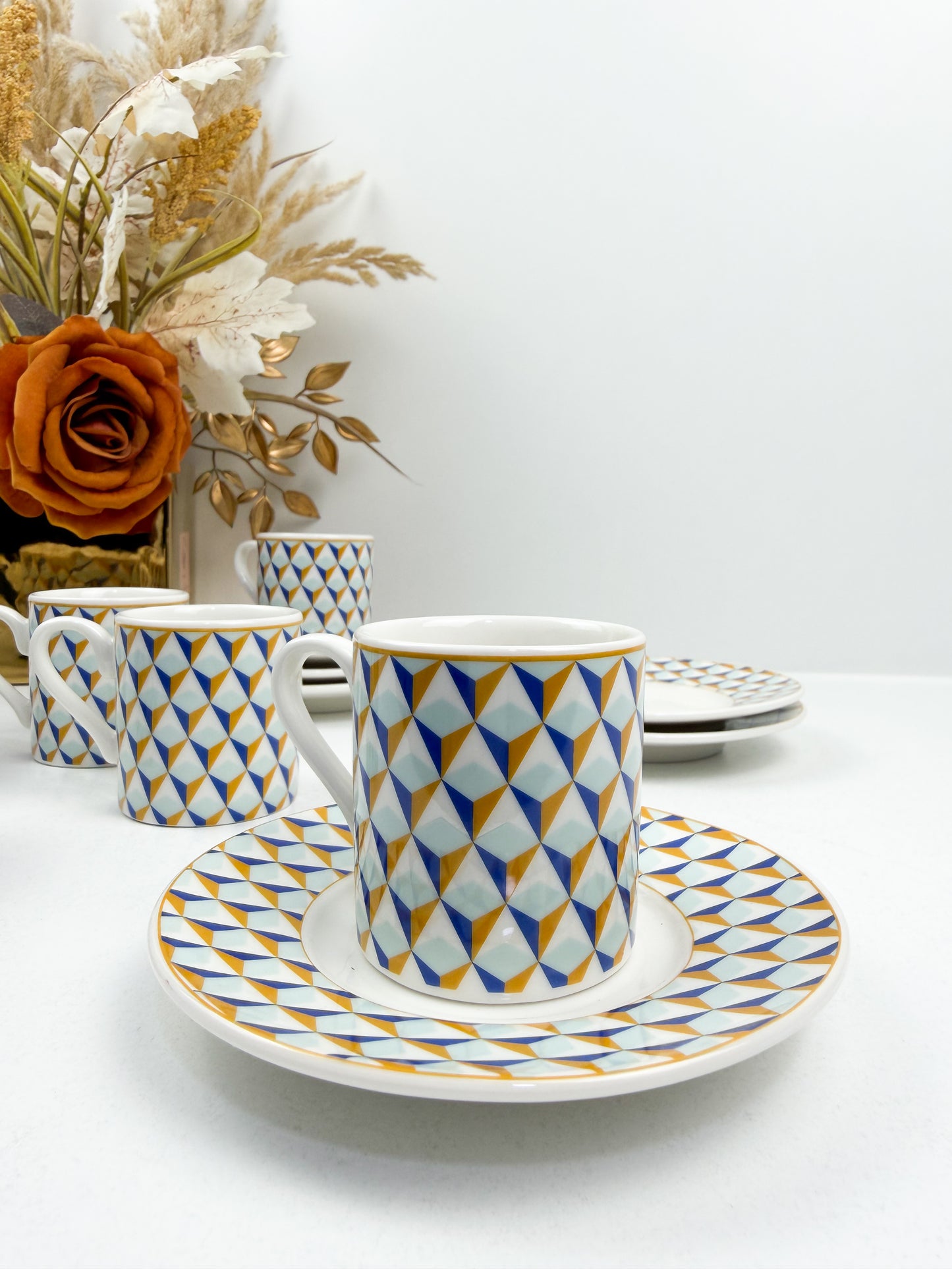 Six tasses à Espresso avec sous-tasses ornées de motifs géométriques audacieux