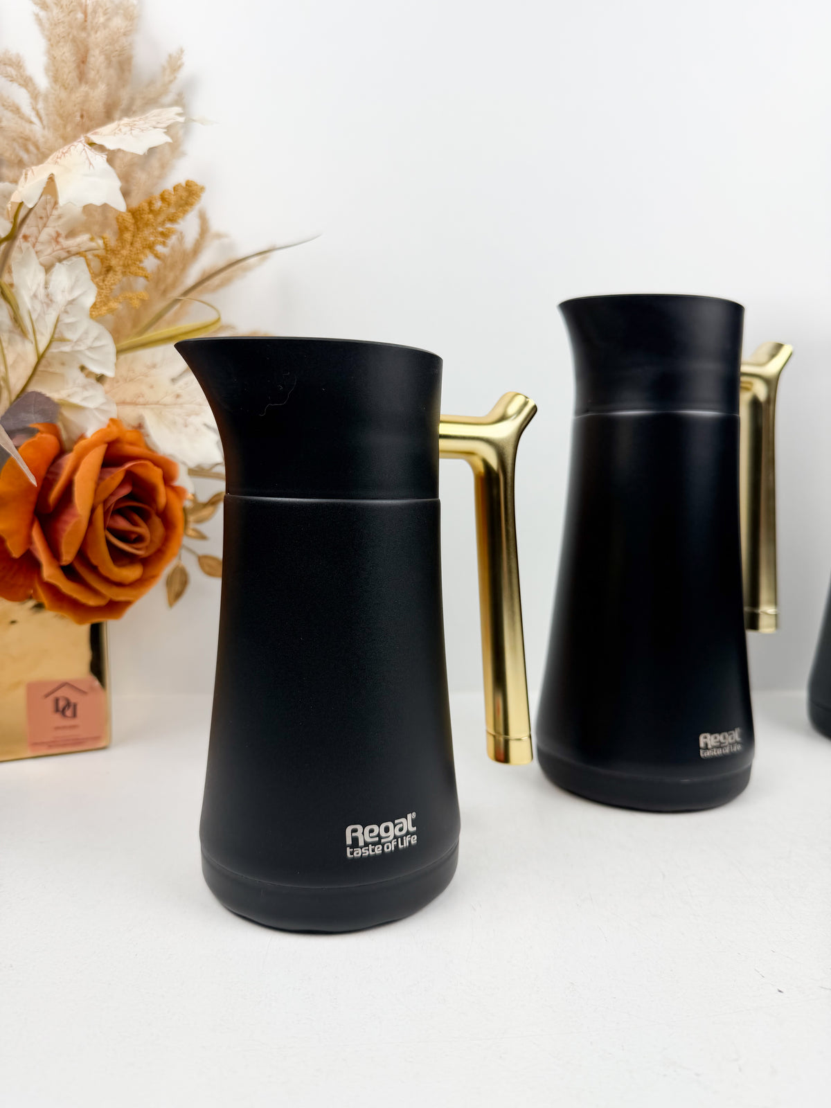 Ensemble de trois thermos en acier inoxydable noirs mats.