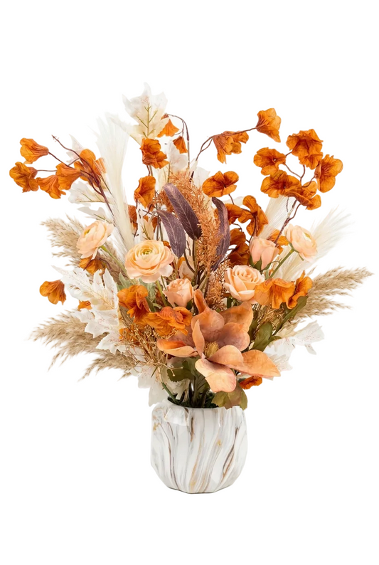 Magnifique fleurs aux nuances chaleureuses d'orange cuivré dans un élégant vase en céramique à effet marbré.