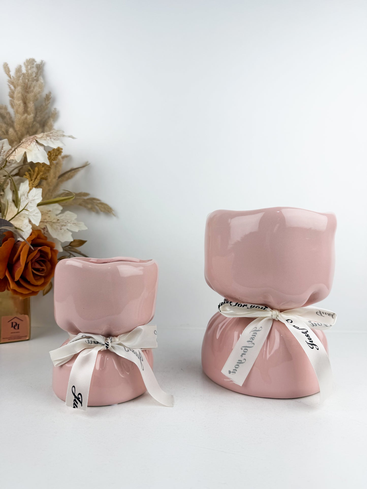 Duo vases en céramique rose, au design élégant rappelant un bouquet de fleurs