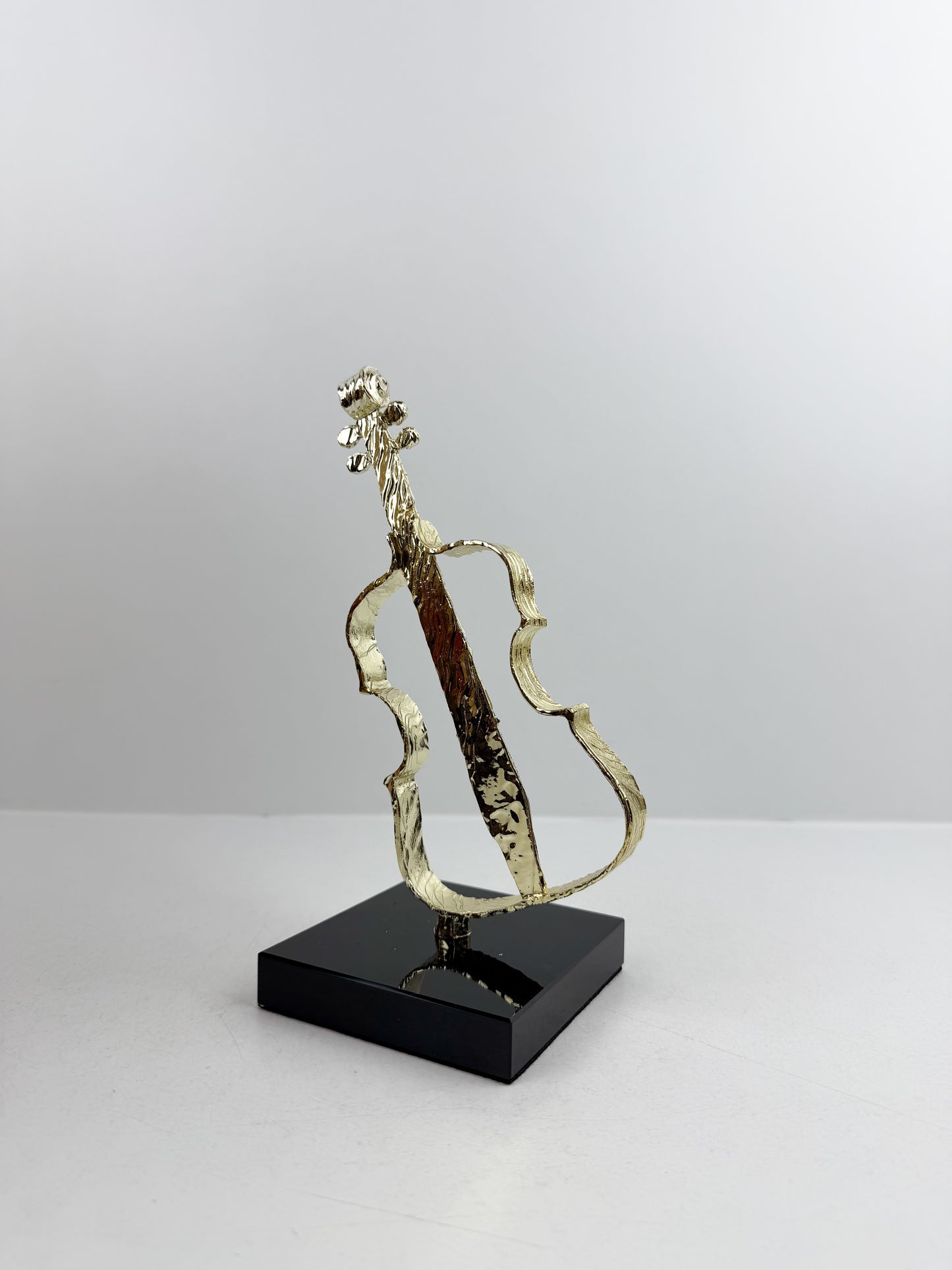 Figurine décorative élégante représentant une guitare en métal doré.