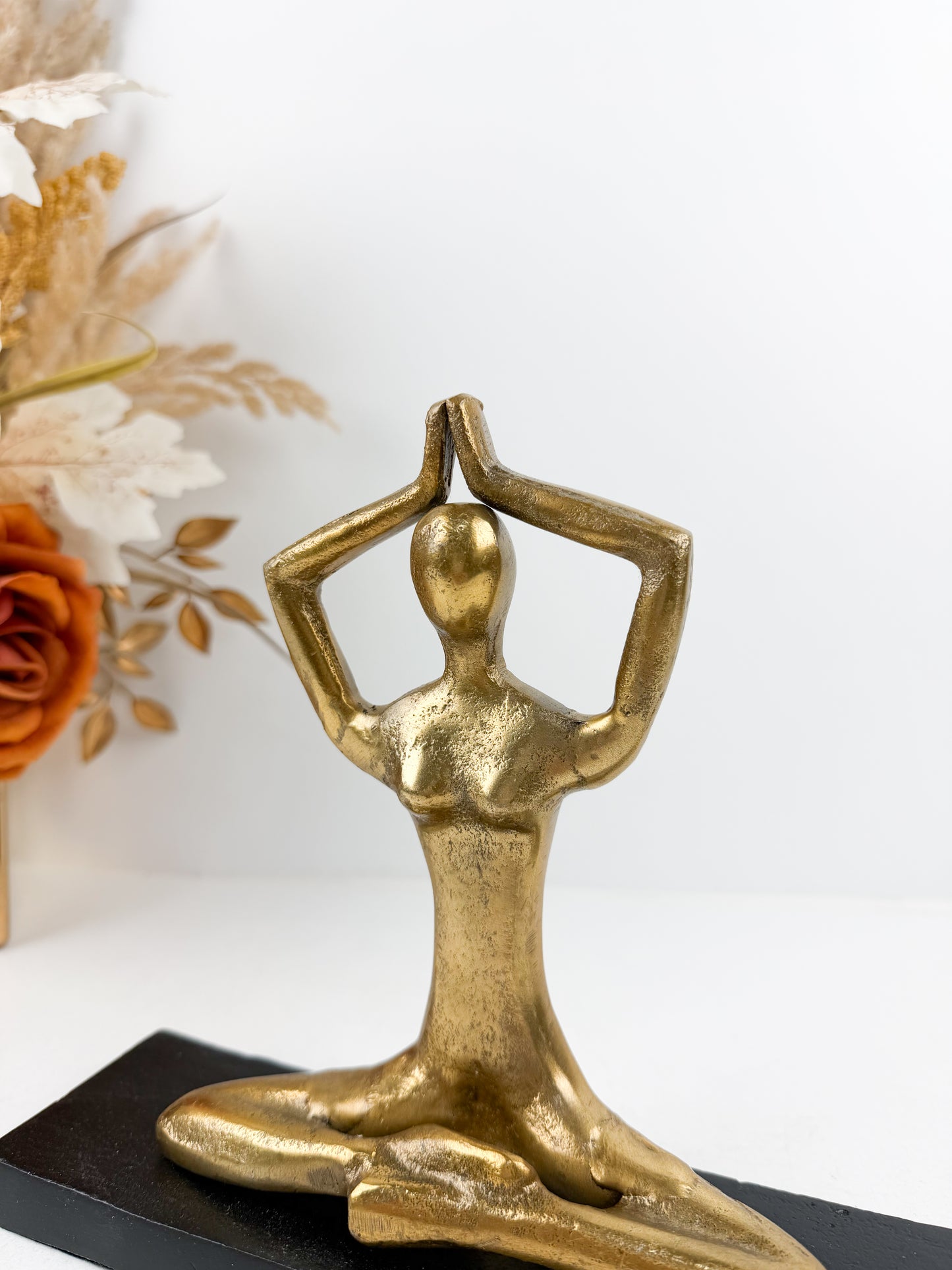 Figurine de yoga en métal doré antique incarnant l'élégance et la sérénité