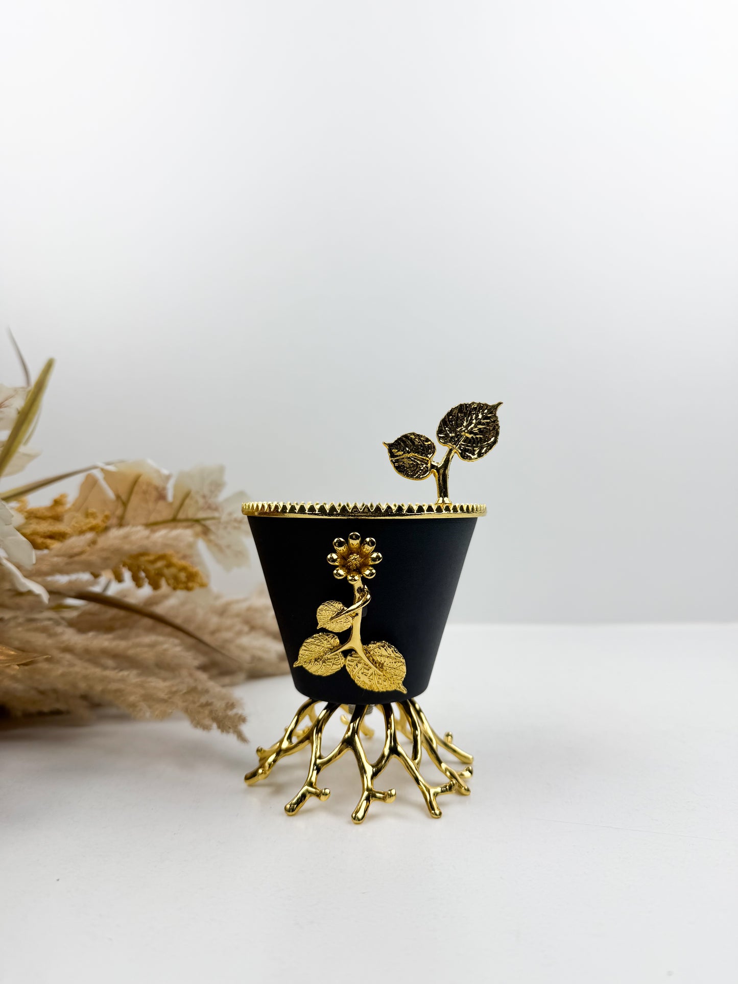 Brûleur d'encens élégant noir orné de motifs floraux