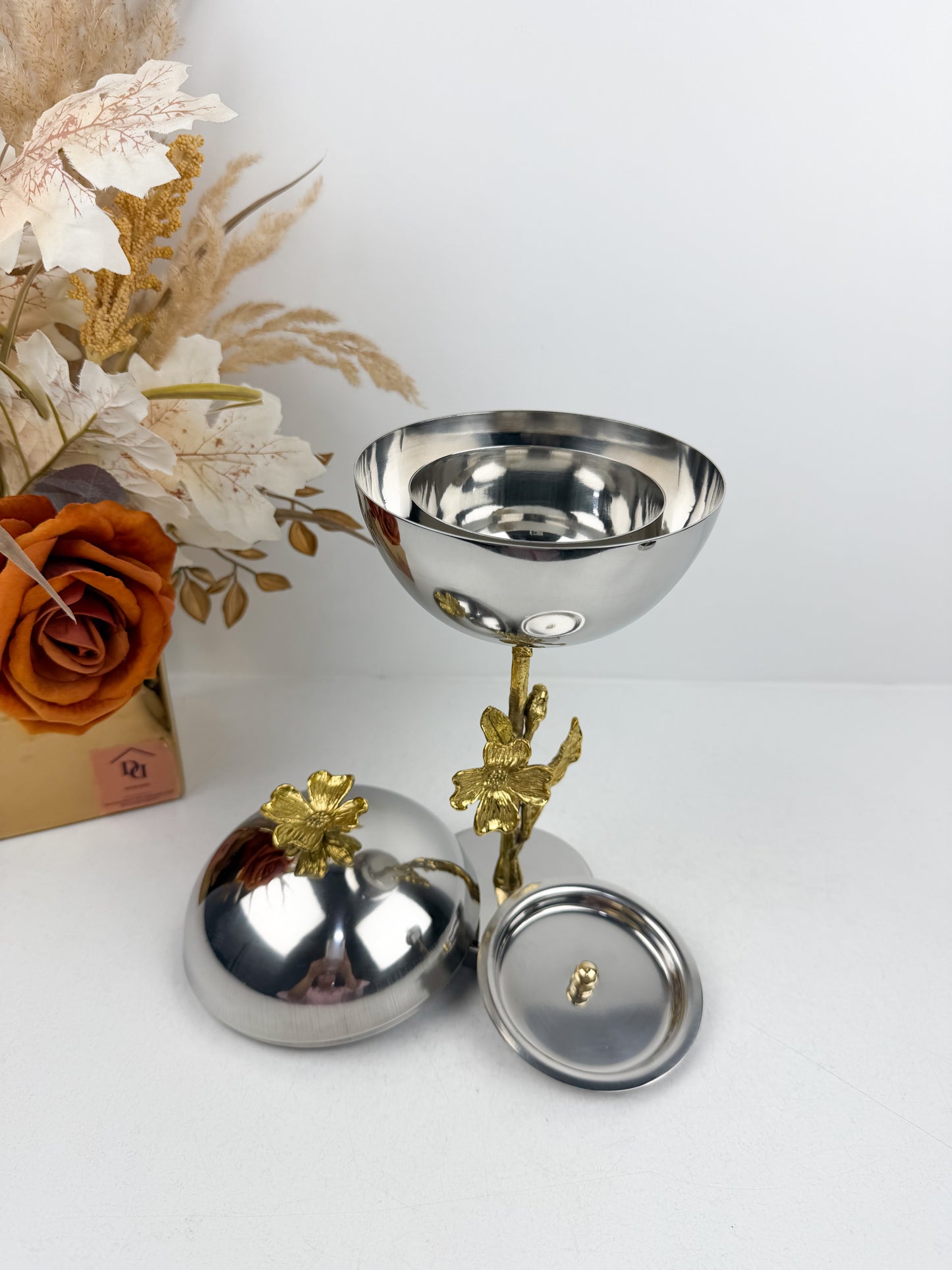 Duo d'encensoirs en métal argenté aux finitions florales