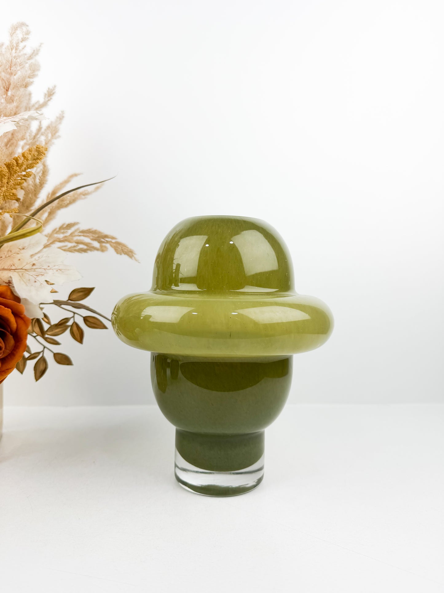 Duo de grands vases géométriques verts  en céramique de décoration moderne et épurée