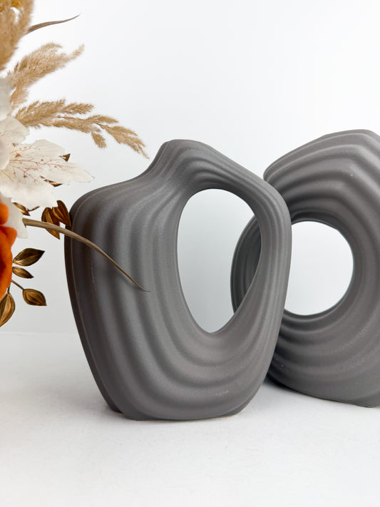 Duo de vases en céramique gris aux formes géométriques épurées