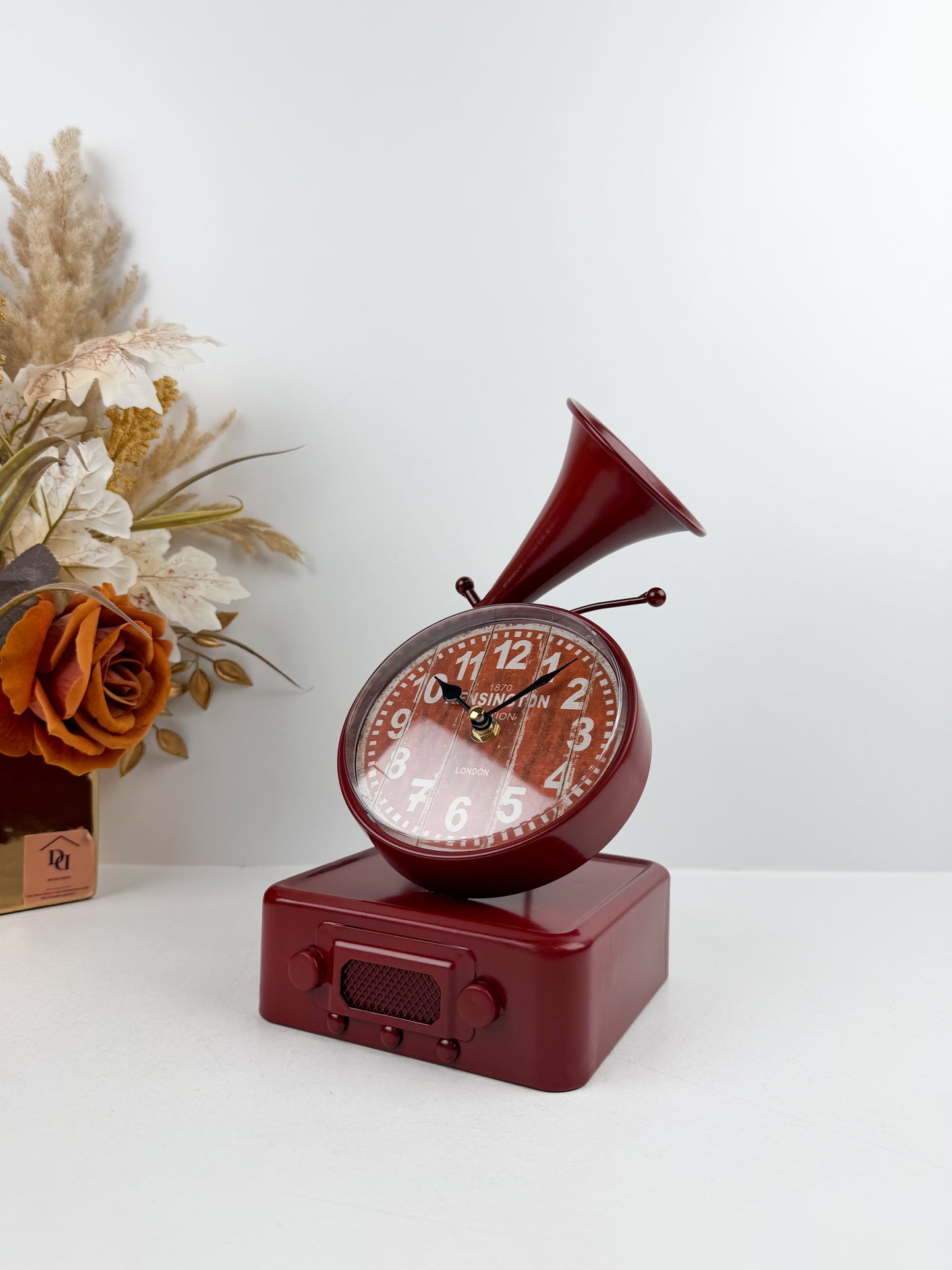Horloge classique en métal robuste d'un mécanisme de sonneur mécanique.