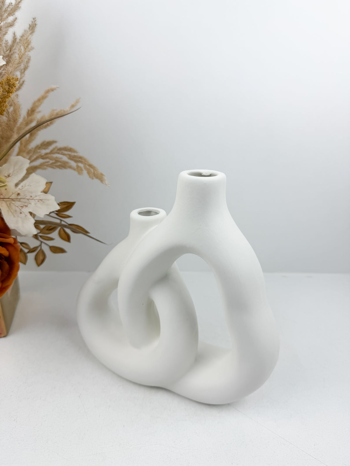 Vase blanc aux formes sculpturales et épurées pour un style moderne et raffiné.