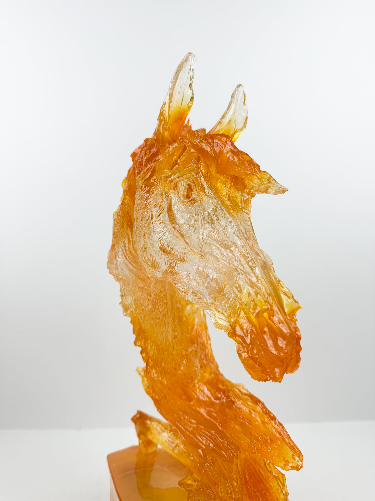 Sculpture tête de cheval en résine ambrée.