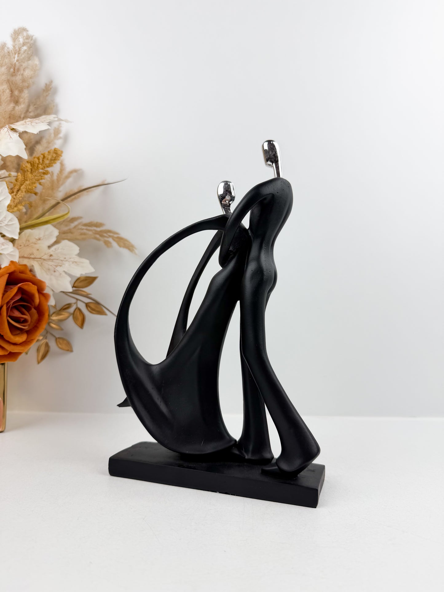Figurine décorative en résine représentant un couple de danse élégant.