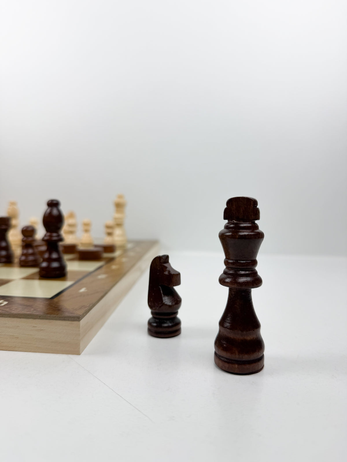 Jeu d'echecs pliable en bois artisanale.