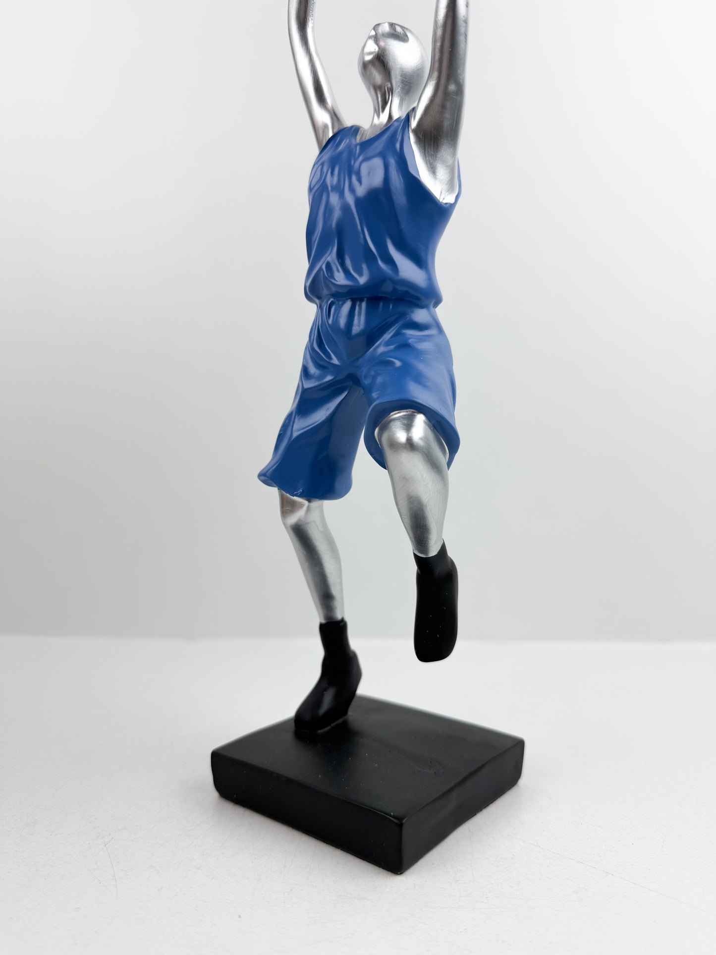 Figurine décorative d'un joueur de basketball élégant et moderne.