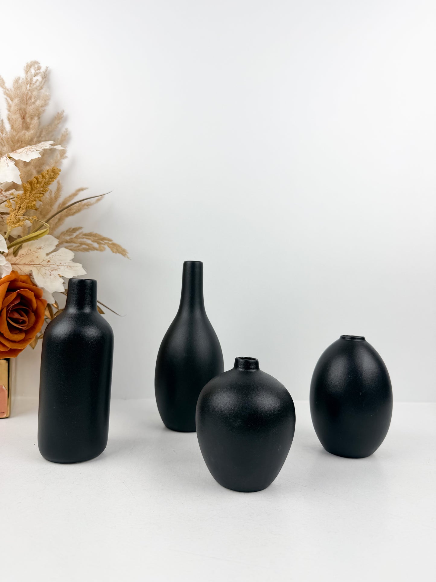 Ensemble de quatre vases miniatures en céramique noire