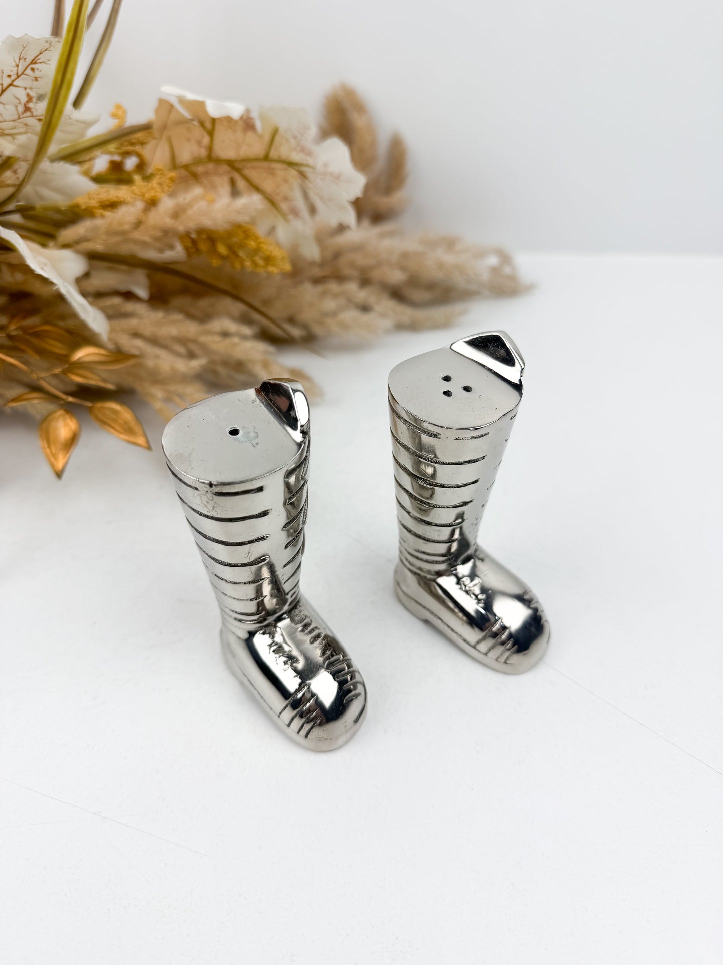 Ensemble de salière et poivrière vintage en laiton en forme de bottes argenté