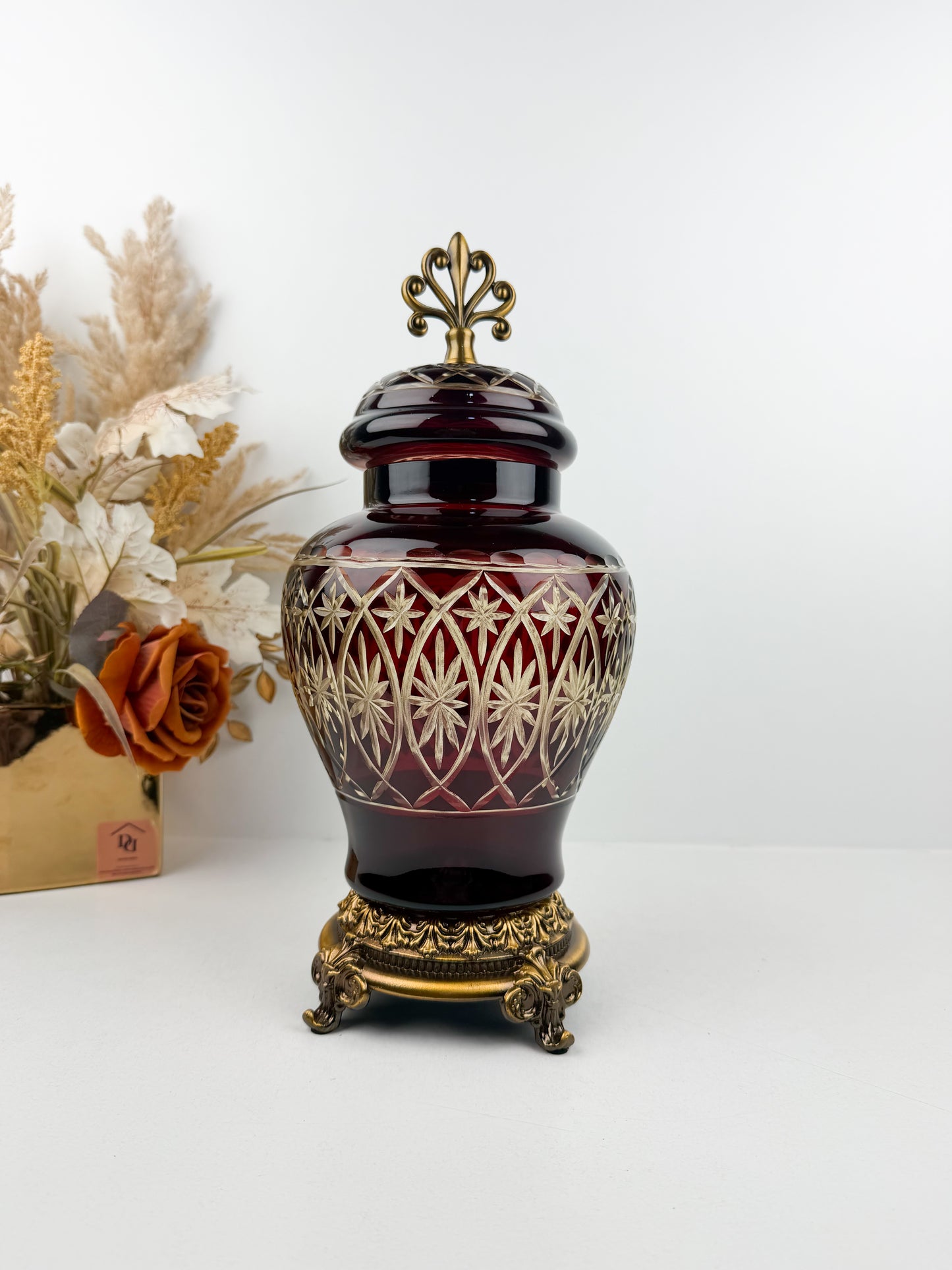 Vase couvert royal élégant en cristal rouge avec pied en métal