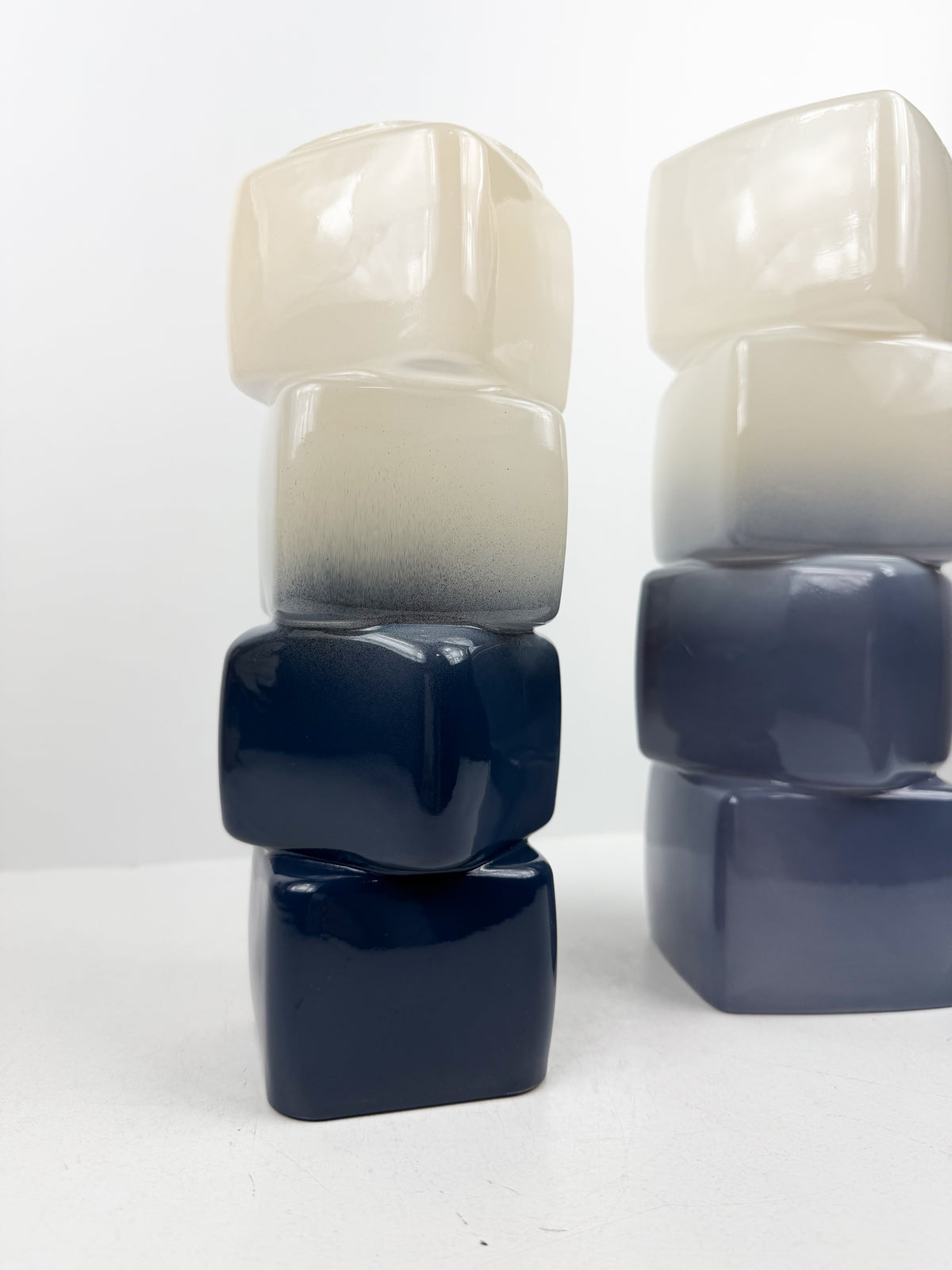 Duo de vases décoratifs géométriques au dégradé bleu et blanc.