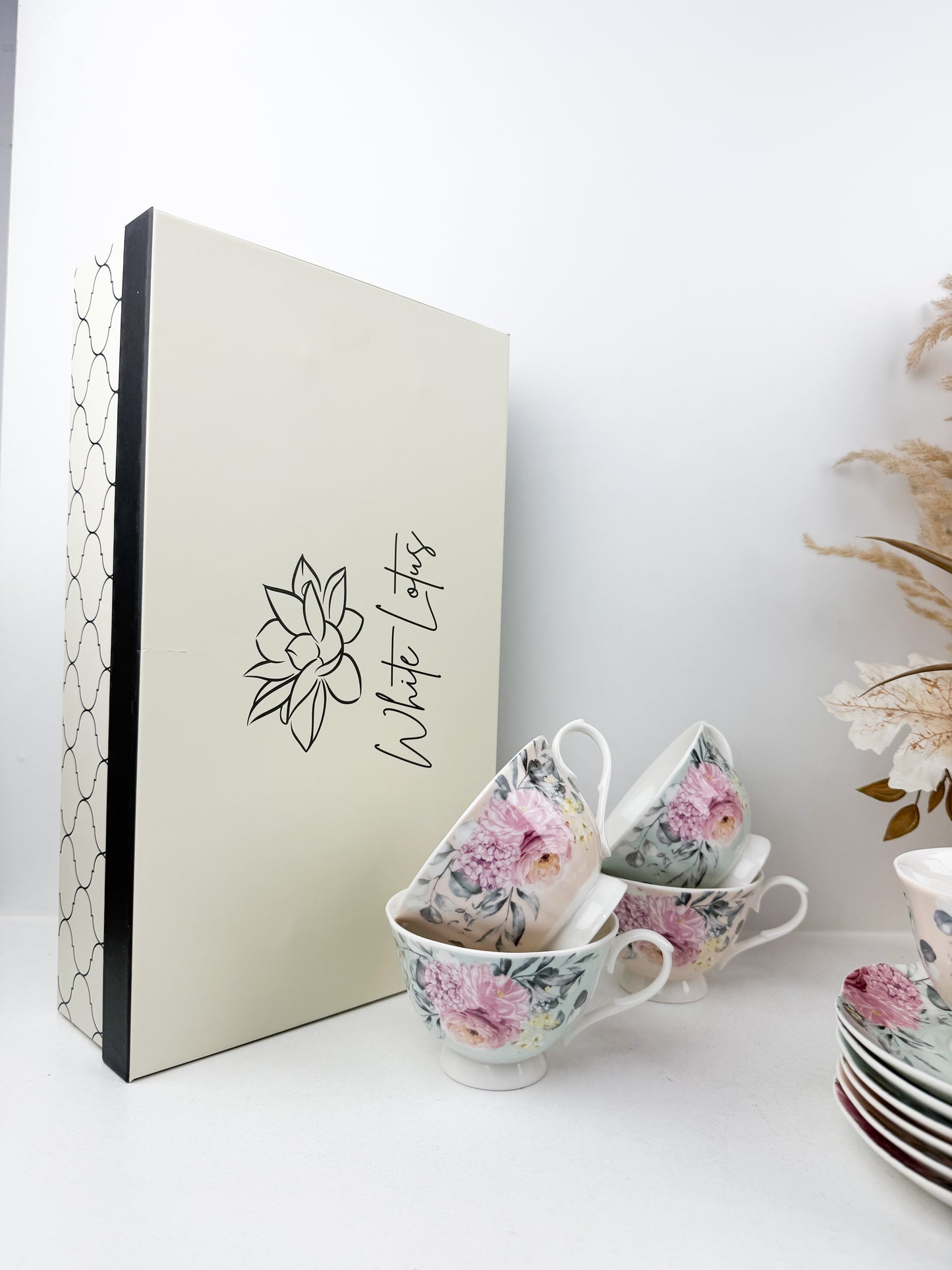 Service de six tasses et six sous-tasses à café au lait en porcelaine de luxe floral