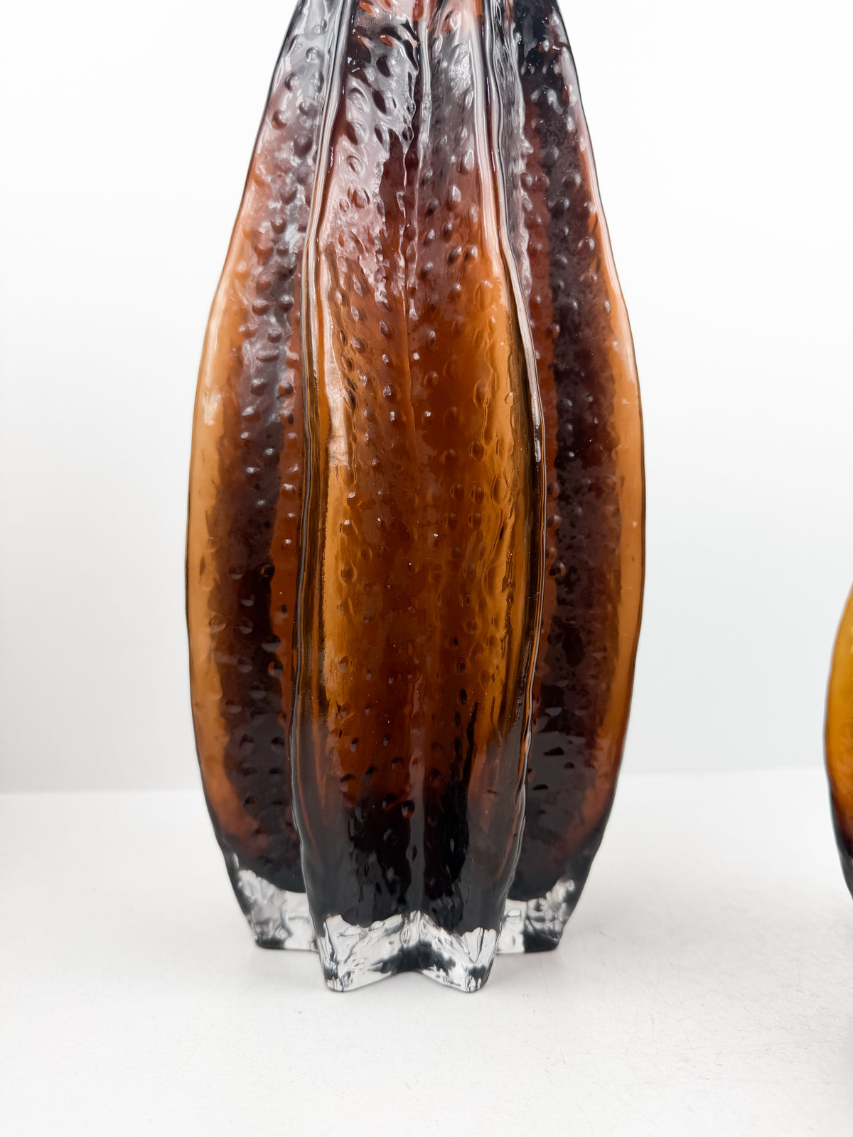 Duo de vases aux superbes reflets ambrés et texturés.