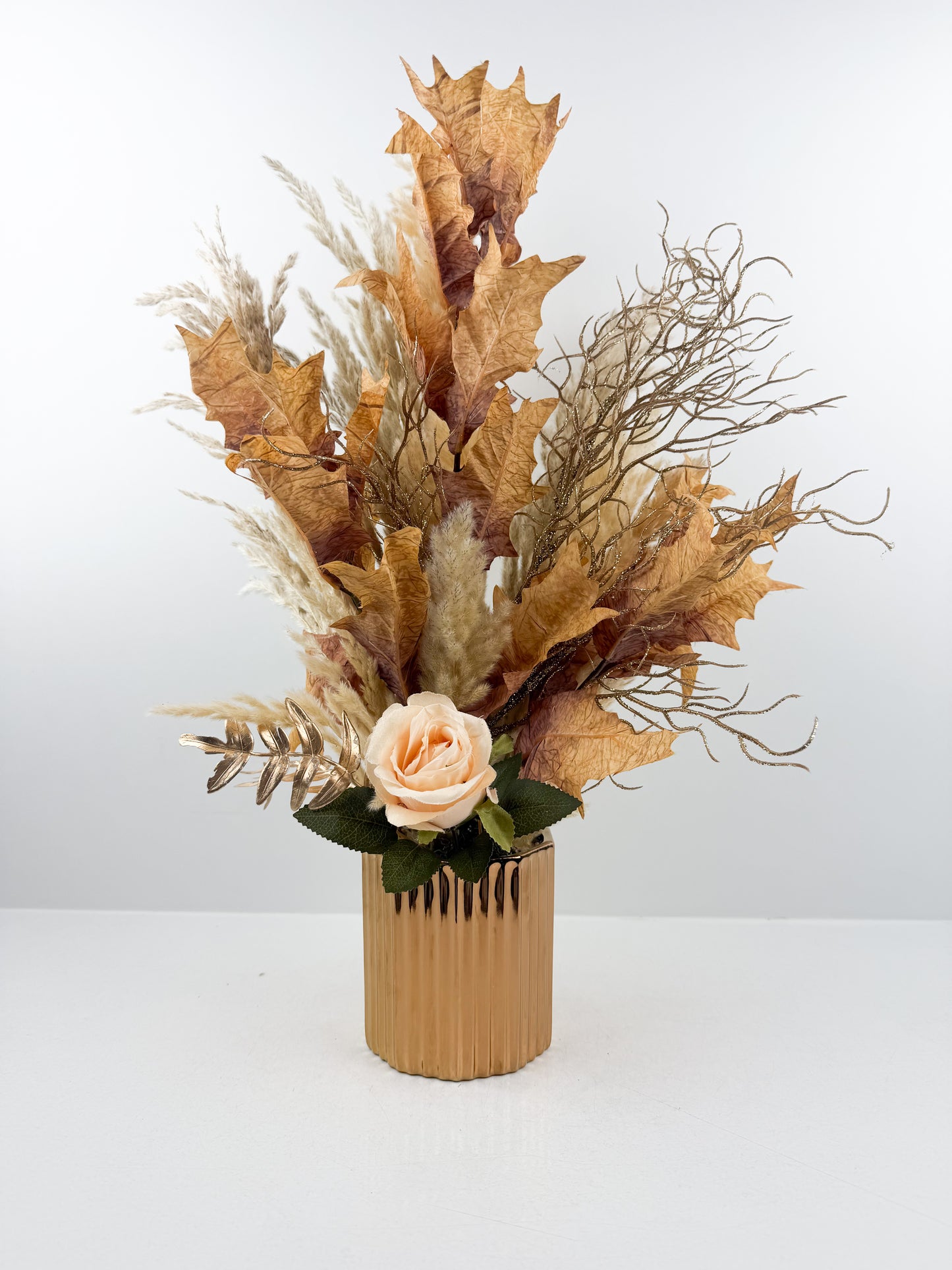 Fleurs séchées marron naturelles associées à un vase en céramique marron élégant