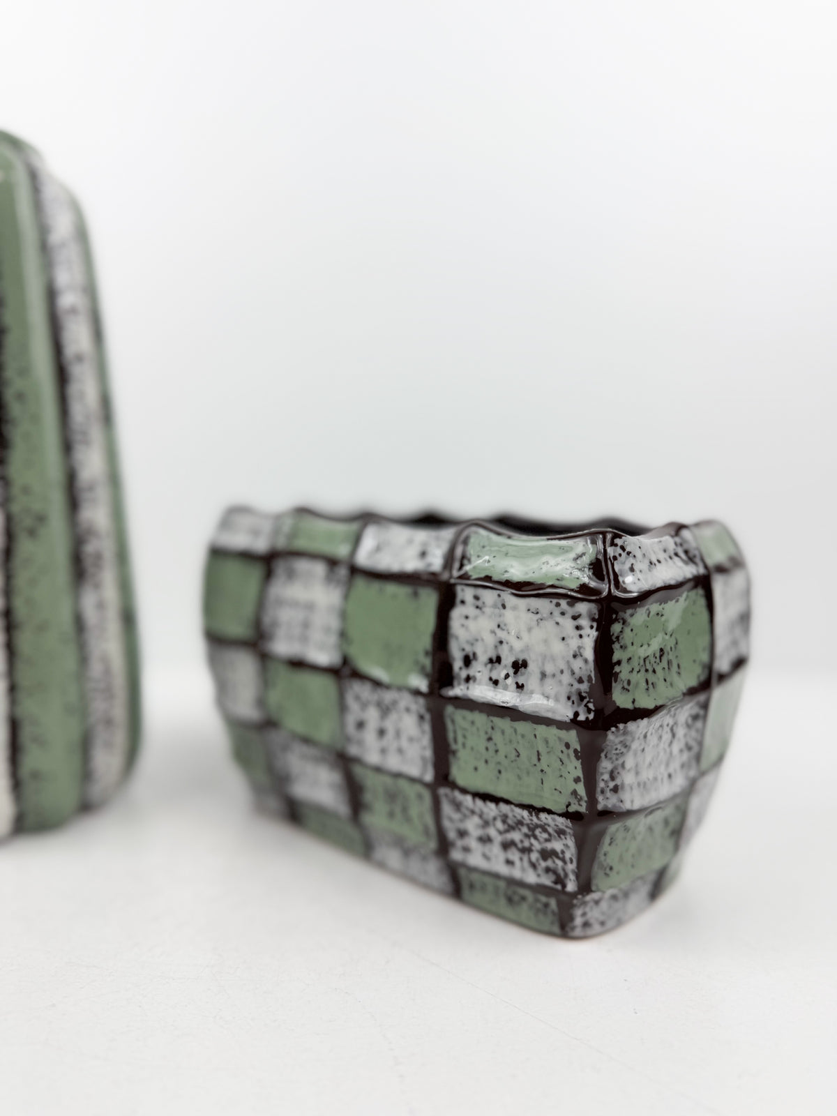 Duo de vases en céramique à motifs géométriques.