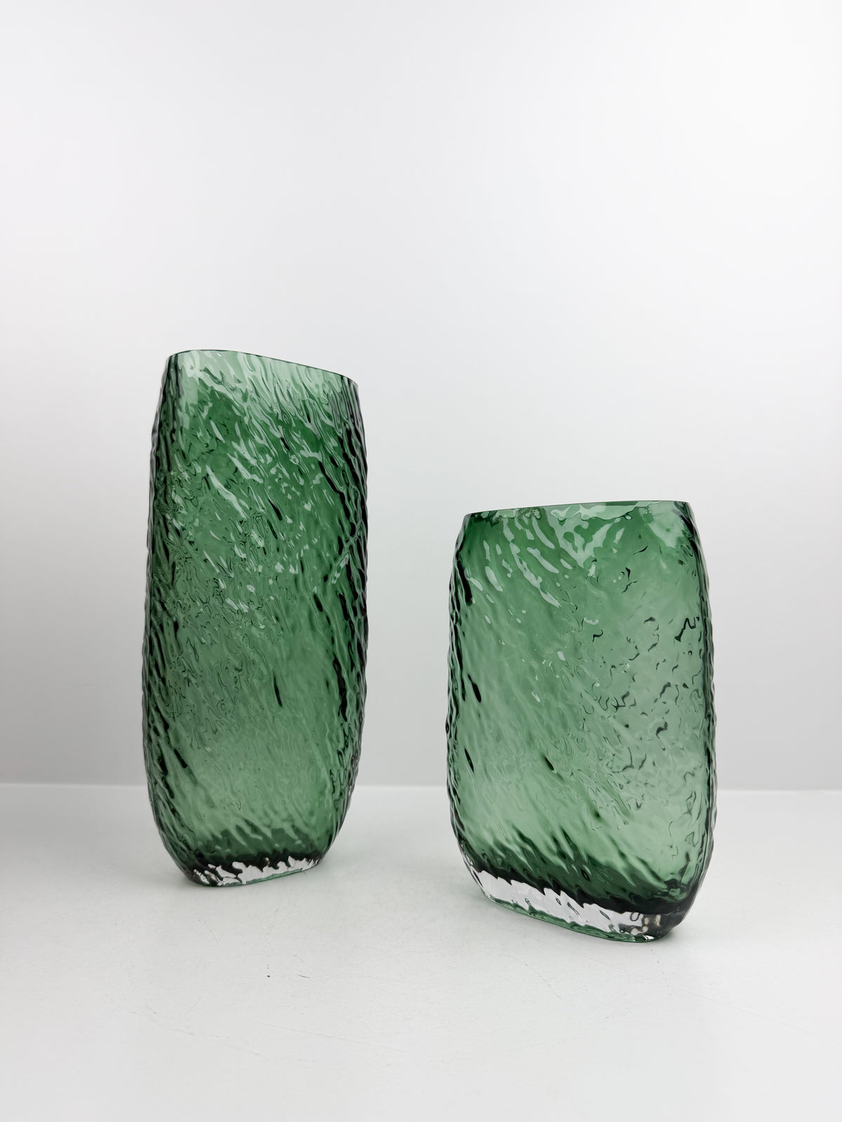 Duo de vases décoratifs en vert élégants.