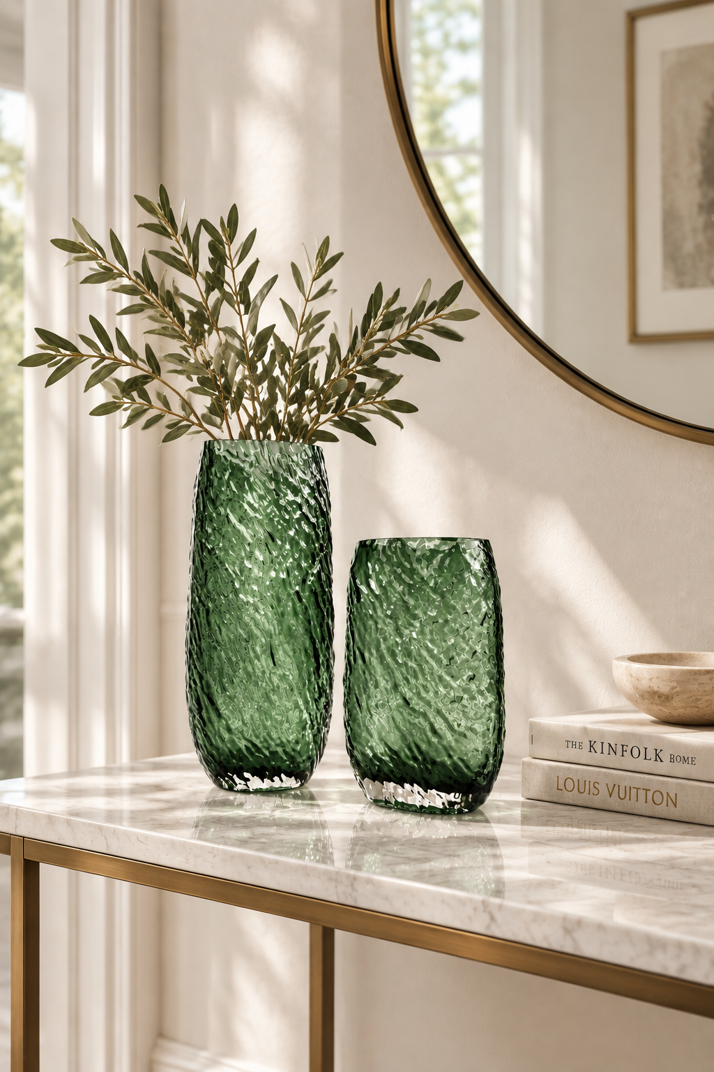 Duo de vases décoratifs en vert élégants.