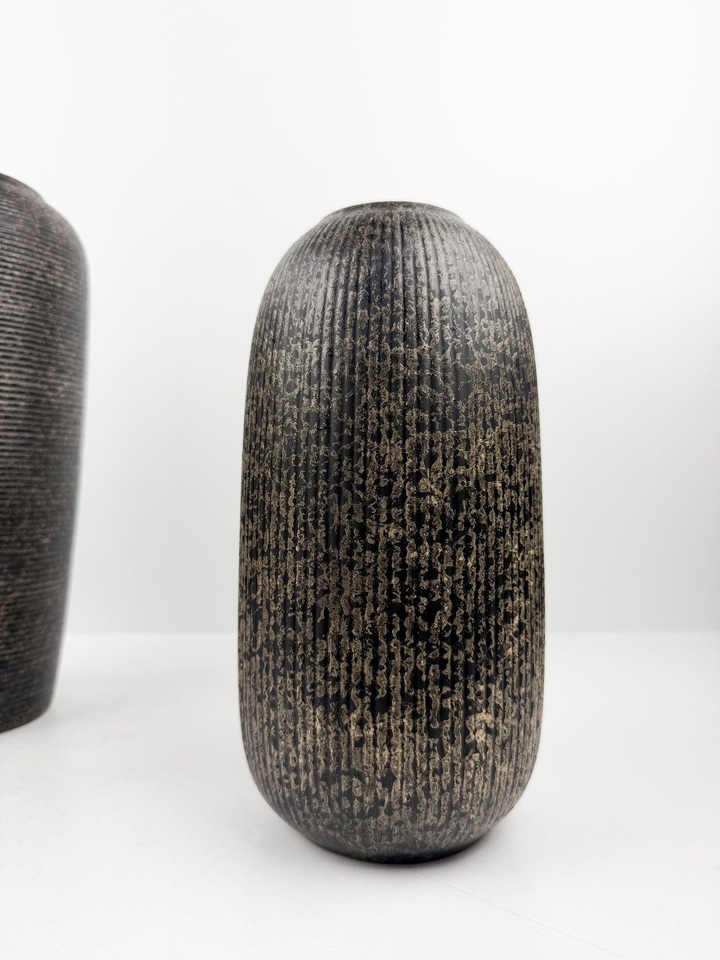 Duo de vases aux teintes noir en céramique alliant élégance et raffinement