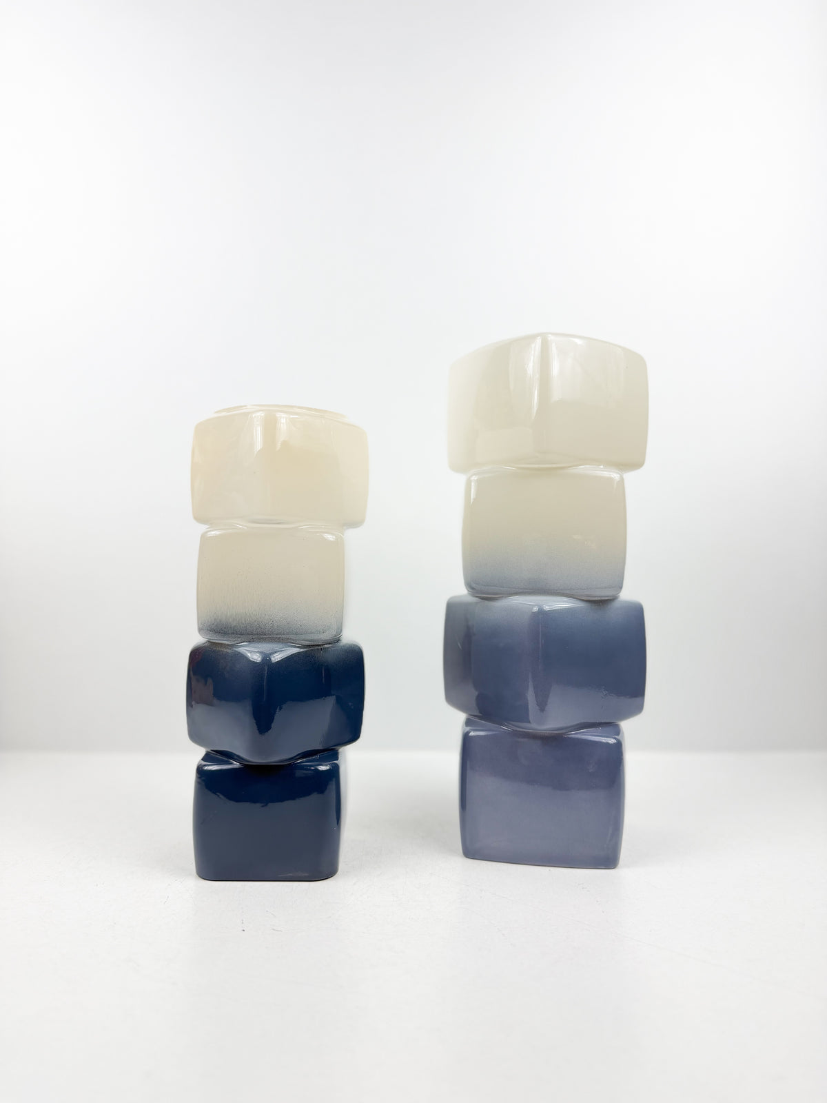 Duo de vases décoratifs géométriques au dégradé bleu et blanc.