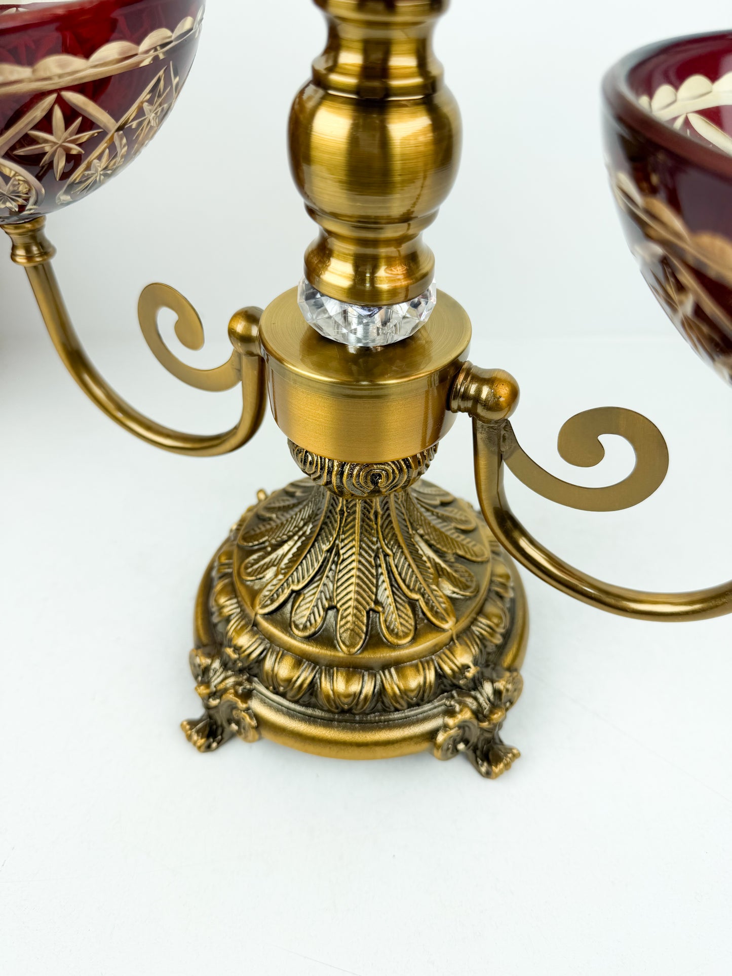 Présentoir royal rouge en métal et cristal, alliant élégance et luxe