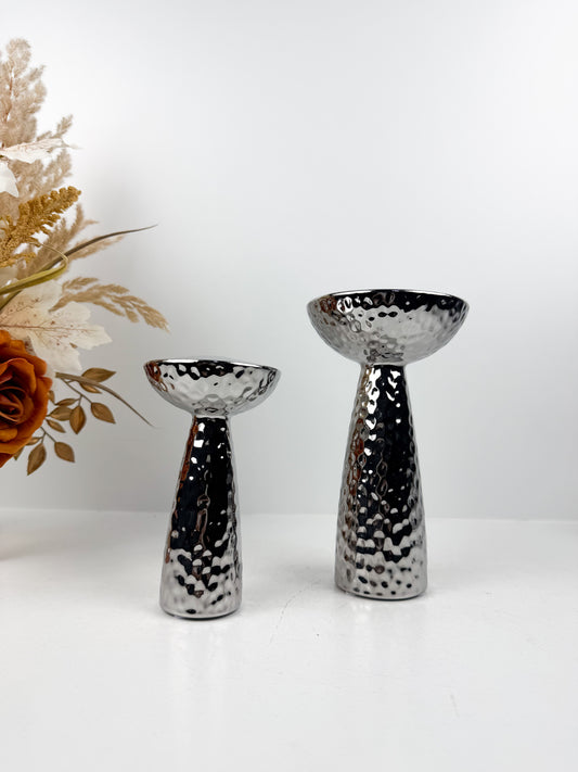 Duo de bougeoirs en métal argenté.