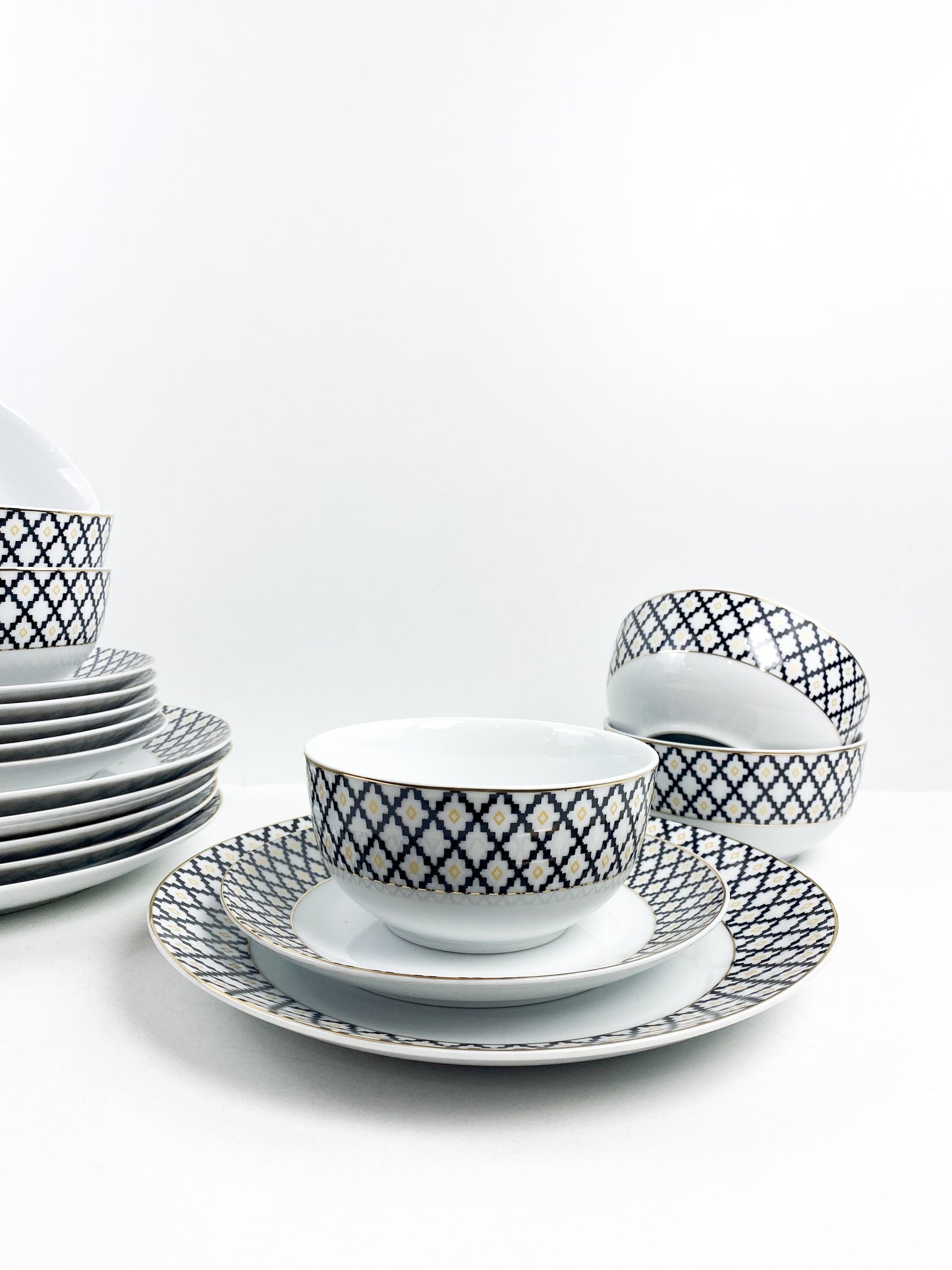 Service de table en porcelaine 18 pièces de haute qualité à bord doré, motif à carreaux géométriques noir
