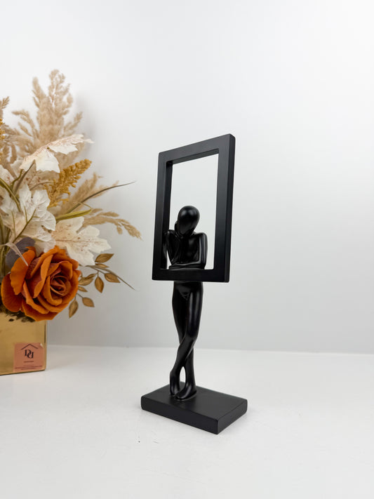 Sculpture décorative dans un cadre rectangulaire géométrique en résine.