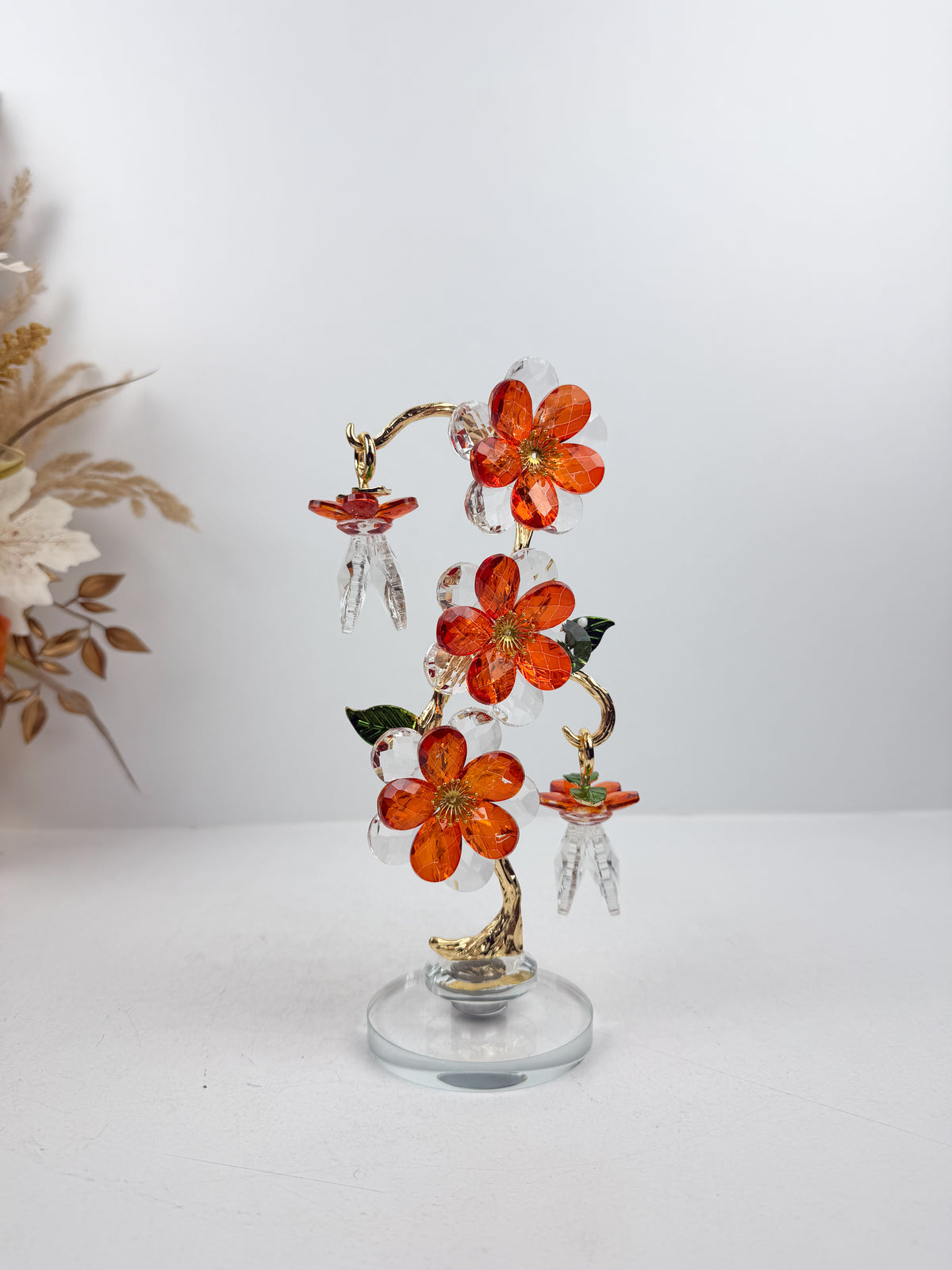 Fleur décorative en cristal en finition dorée et orange élégante.