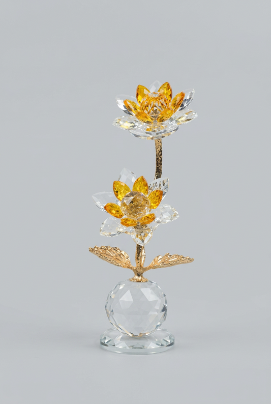 Fleur décorative dorée en cristal sur socle sphérique élégant.