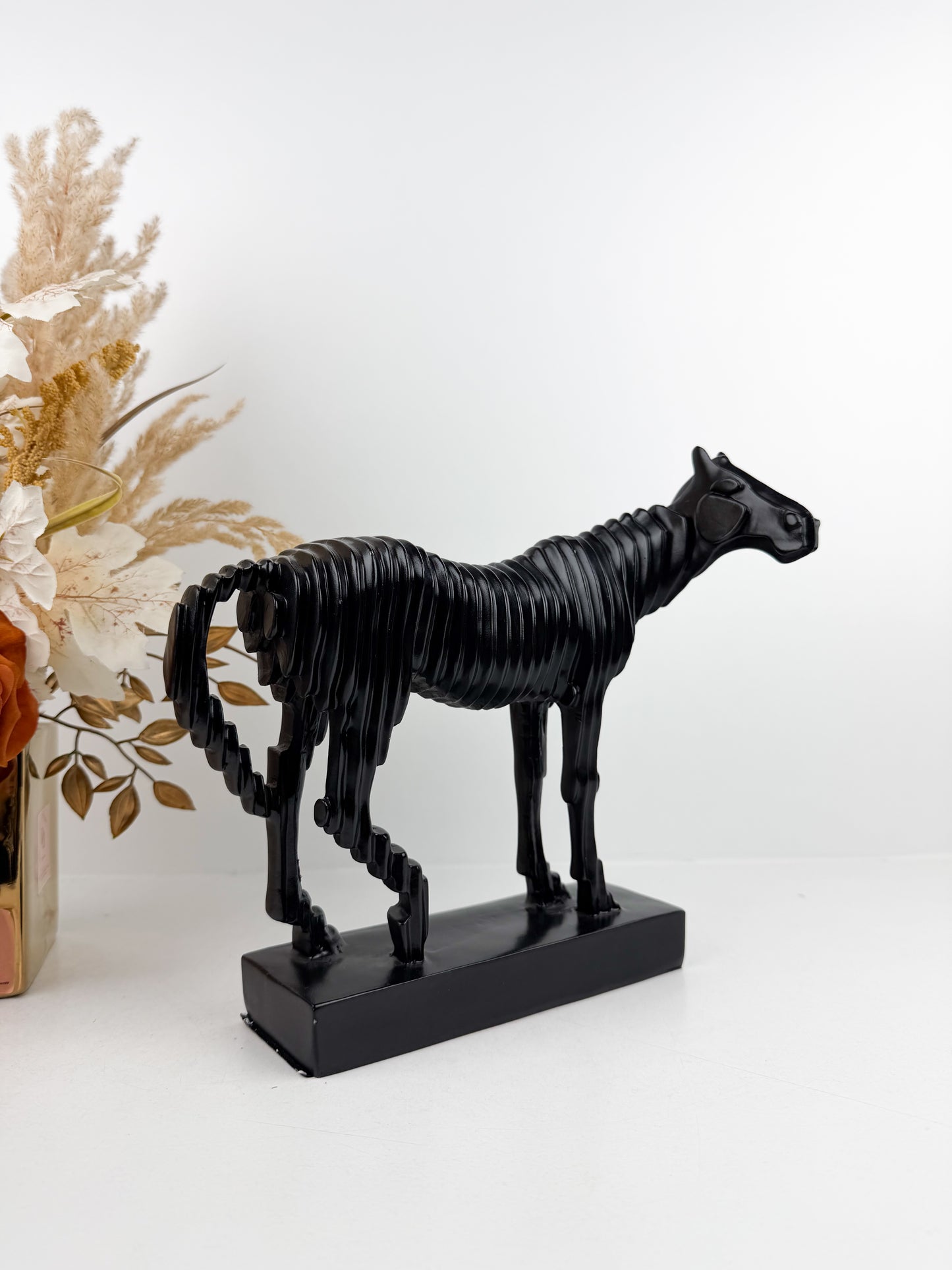 Sculpture représentant un cheval noir au design contemporain