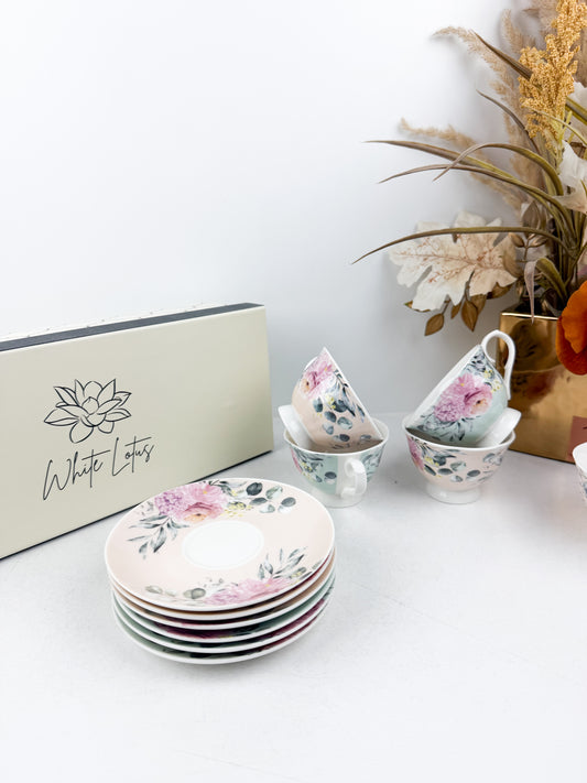 Ensemble élégant de six tasses à espresso de leurs sous-tasses assorties, aux motifs floraux,