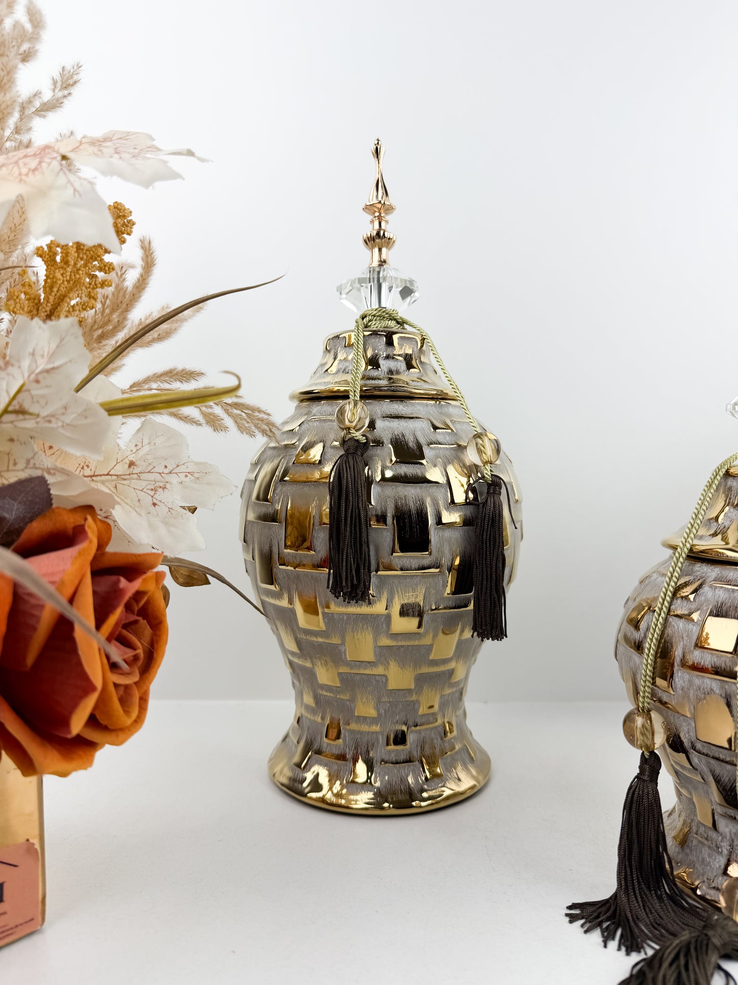 Trio de vases aux lignes épurées et design carré incarnant l'élégance traditionnelle