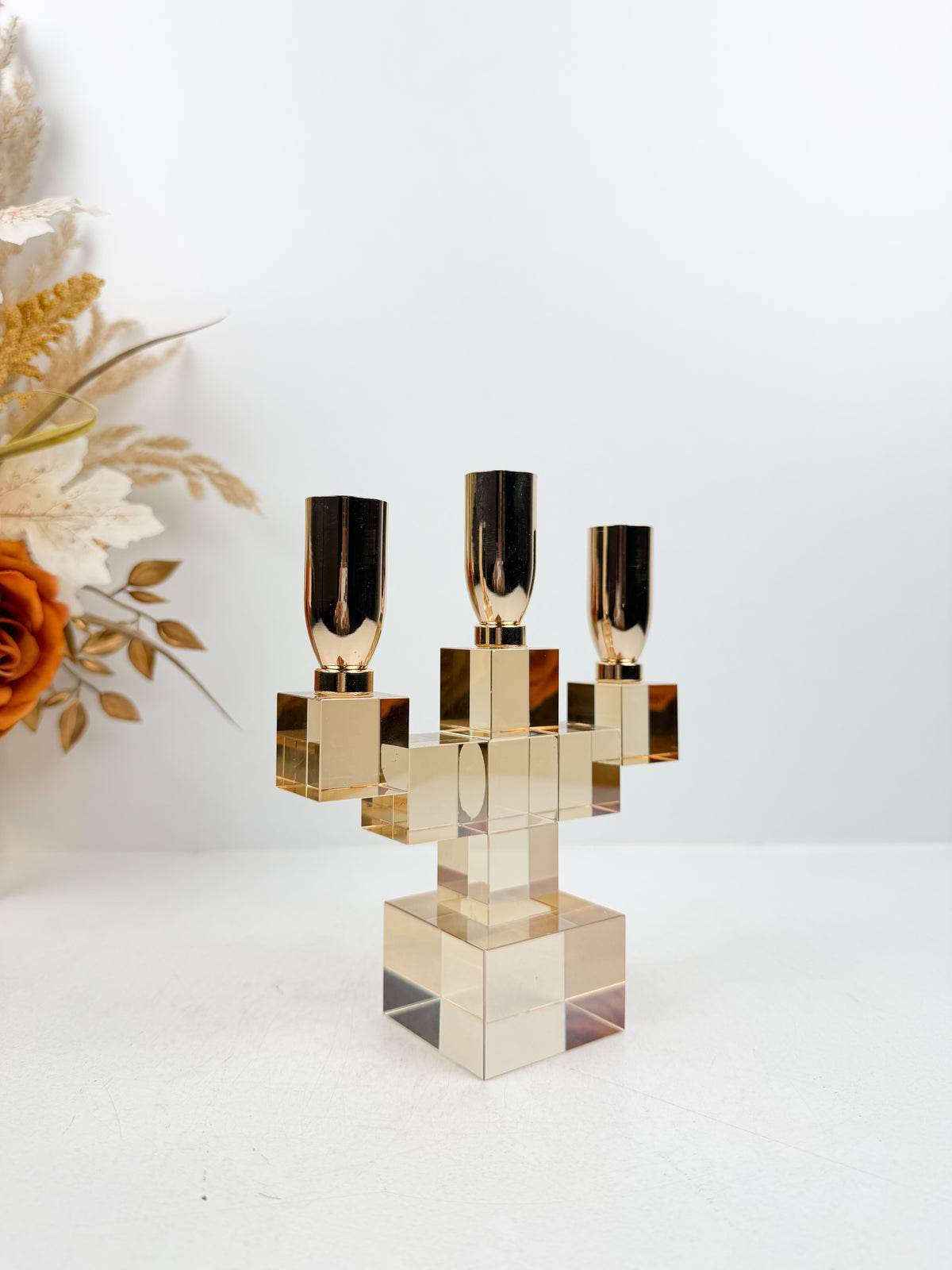 Bougeoir multibranche en métal doré et cristal géométrique.
