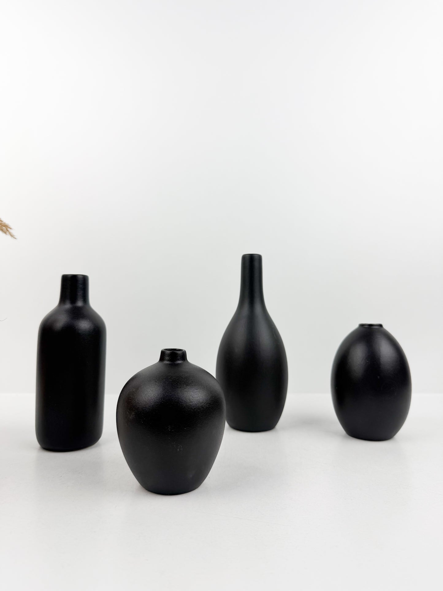 Ensemble de quatre vases miniatures en céramique noire