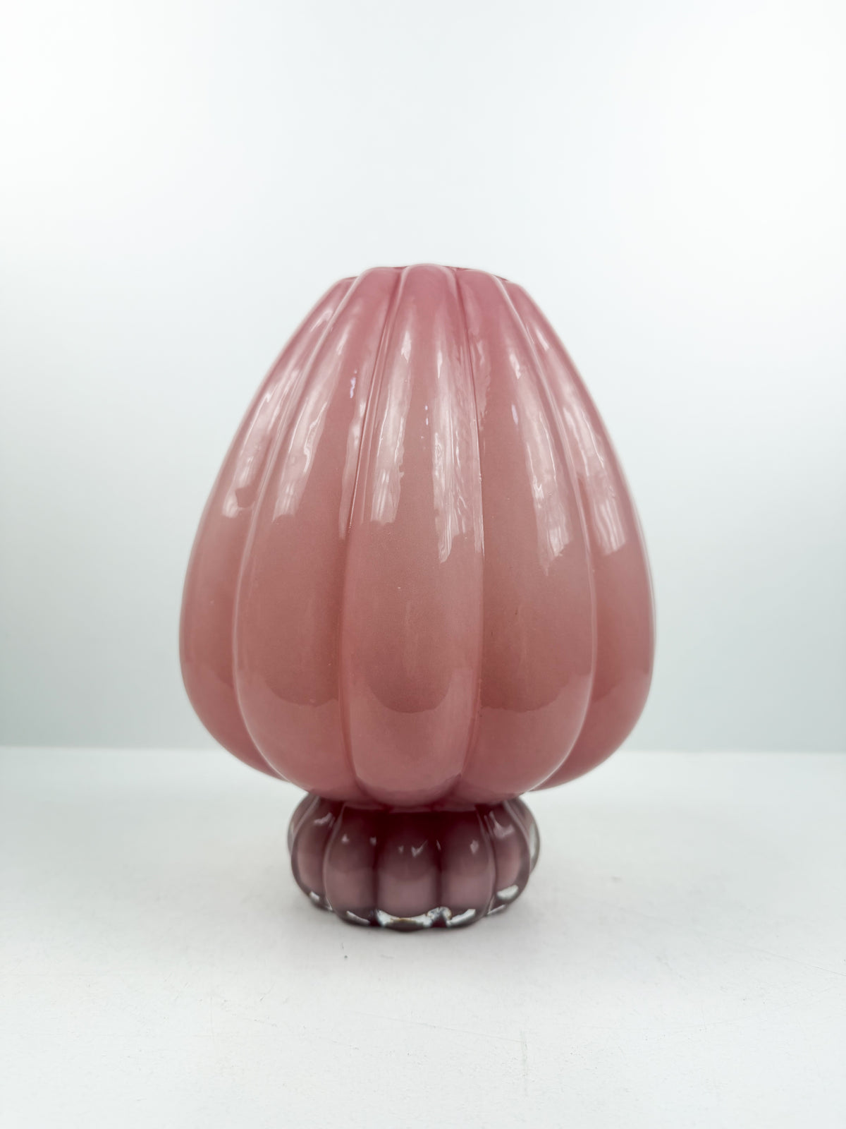 Grand vase sculpturale reflète magnifiquement la lumière.